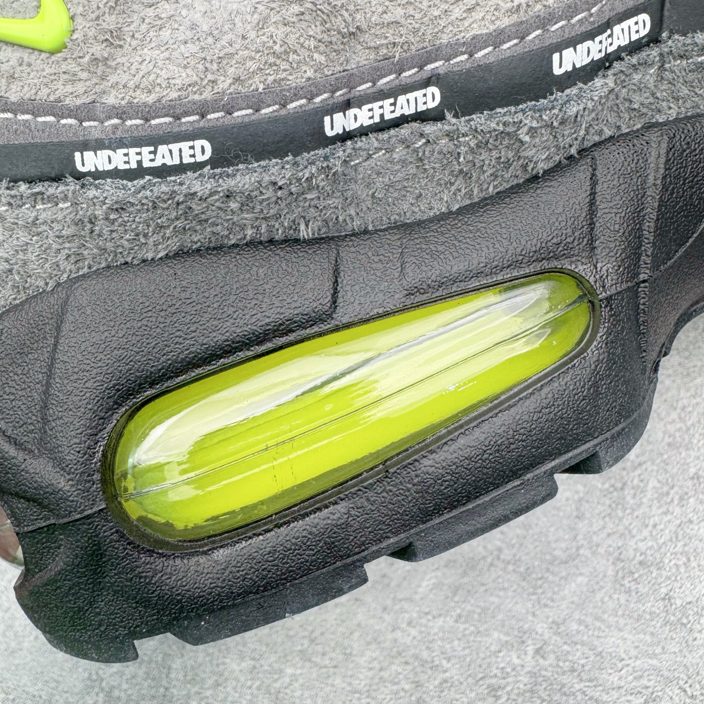 图片[19]-＃SF外贸特供 UNDEFEATED x NK Air Max 95 SP 纽约限定 联名灰绿 IB4523-004 亲自操刀耗时半年开发 重金购买全套印尼原厂纸板楦头开发 2025官方主推系列 致敬诞生30周年的传奇鞋型 Air Max 95 系列再度重磅复刻归来 以全新配色续写光辉历史 更以现代手法重塑经典 将复古风格与前沿科技完美融合 一比一鞋头弧度高度鞋身弧度 东莞原厂模具大底 一码一模 原厂高韧性Tpu 独家供应35.5 45.5 48.5 49.5 50.5 原厂特供同批次皮料与Zp零色差 原厂特供内外标均可过绿X扫描认证 独家原装Big Bubble气垫 气垫体积更大 提供更强的缓震性能和回弹性 进口玻璃冲刀皮料裁剪零毛边 电脑针车工艺 鞋面不留荧光细节 平台可冲 超高鞋面清洁度 最高QC检验标准 控制溢胶瑕疵 每一双都是工艺品 实拍调校N版已经零色差零失真 百分百还原实物色彩所见即所得 不存在货不对板色差等低级问题 选购参考实物拍摄 不混卖不参货 只用心做好货严格选品 承诺混一赔十 尺码：35.5 36 36.5 37.5 38 38.5 39 40 40.5 41 42 42.5 43 44 44.5 45 45.5 46 47.5 48.5 49.5 50.5-选品中心