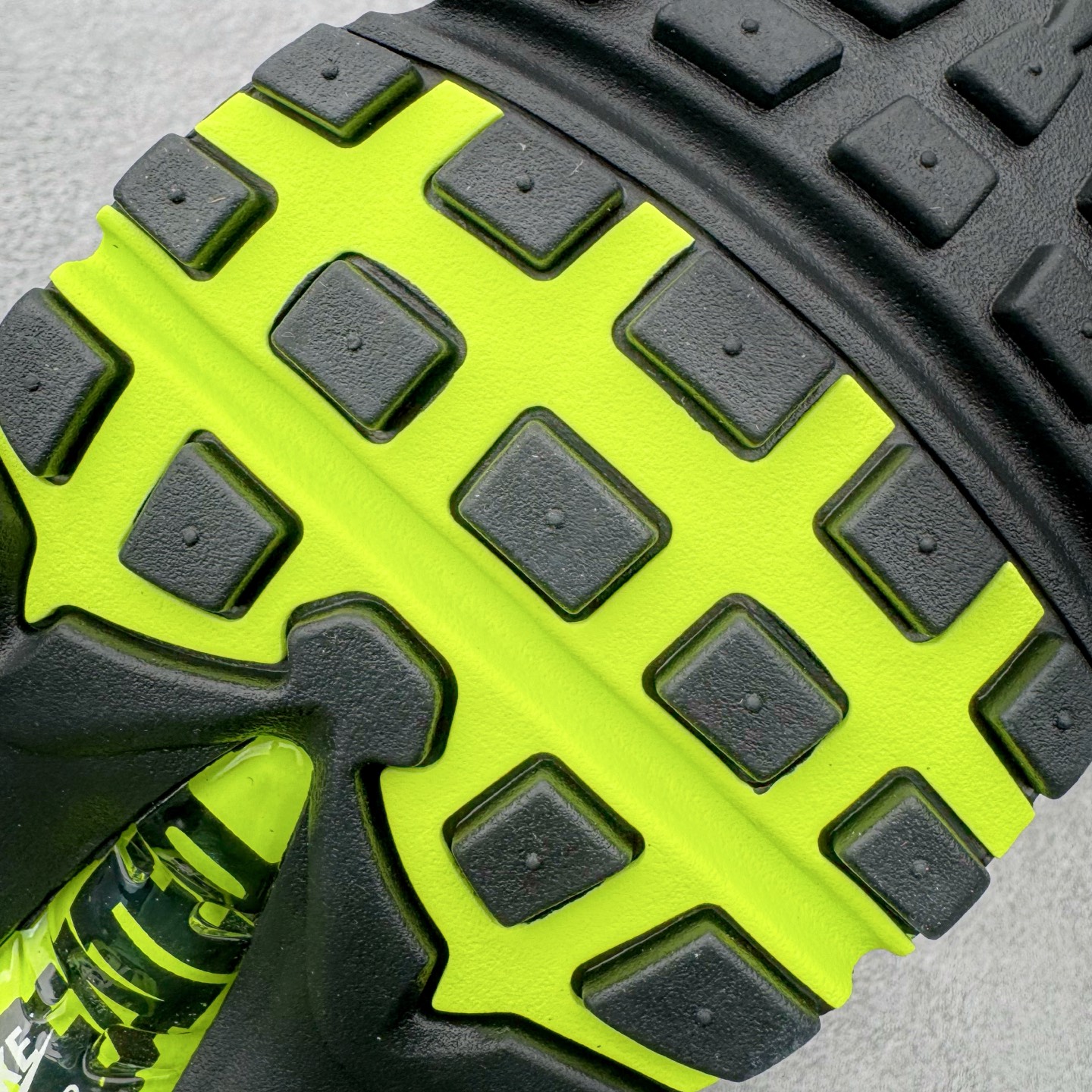 图片[20]-＃SF外贸特供 UNDEFEATED x NK Air Max 95 SP 纽约限定 联名灰绿 IB4523-004 亲自操刀耗时半年开发 重金购买全套印尼原厂纸板楦头开发 2025官方主推系列 致敬诞生30周年的传奇鞋型 Air Max 95 系列再度重磅复刻归来 以全新配色续写光辉历史 更以现代手法重塑经典 将复古风格与前沿科技完美融合 一比一鞋头弧度高度鞋身弧度 东莞原厂模具大底 一码一模 原厂高韧性Tpu 独家供应35.5 45.5 48.5 49.5 50.5 原厂特供同批次皮料与Zp零色差 原厂特供内外标均可过绿X扫描认证 独家原装Big Bubble气垫 气垫体积更大 提供更强的缓震性能和回弹性 进口玻璃冲刀皮料裁剪零毛边 电脑针车工艺 鞋面不留荧光细节 平台可冲 超高鞋面清洁度 最高QC检验标准 控制溢胶瑕疵 每一双都是工艺品 实拍调校N版已经零色差零失真 百分百还原实物色彩所见即所得 不存在货不对板色差等低级问题 选购参考实物拍摄 不混卖不参货 只用心做好货严格选品 承诺混一赔十 尺码：35.5 36 36.5 37.5 38 38.5 39 40 40.5 41 42 42.5 43 44 44.5 45 45.5 46 47.5 48.5 49.5 50.5-选品中心