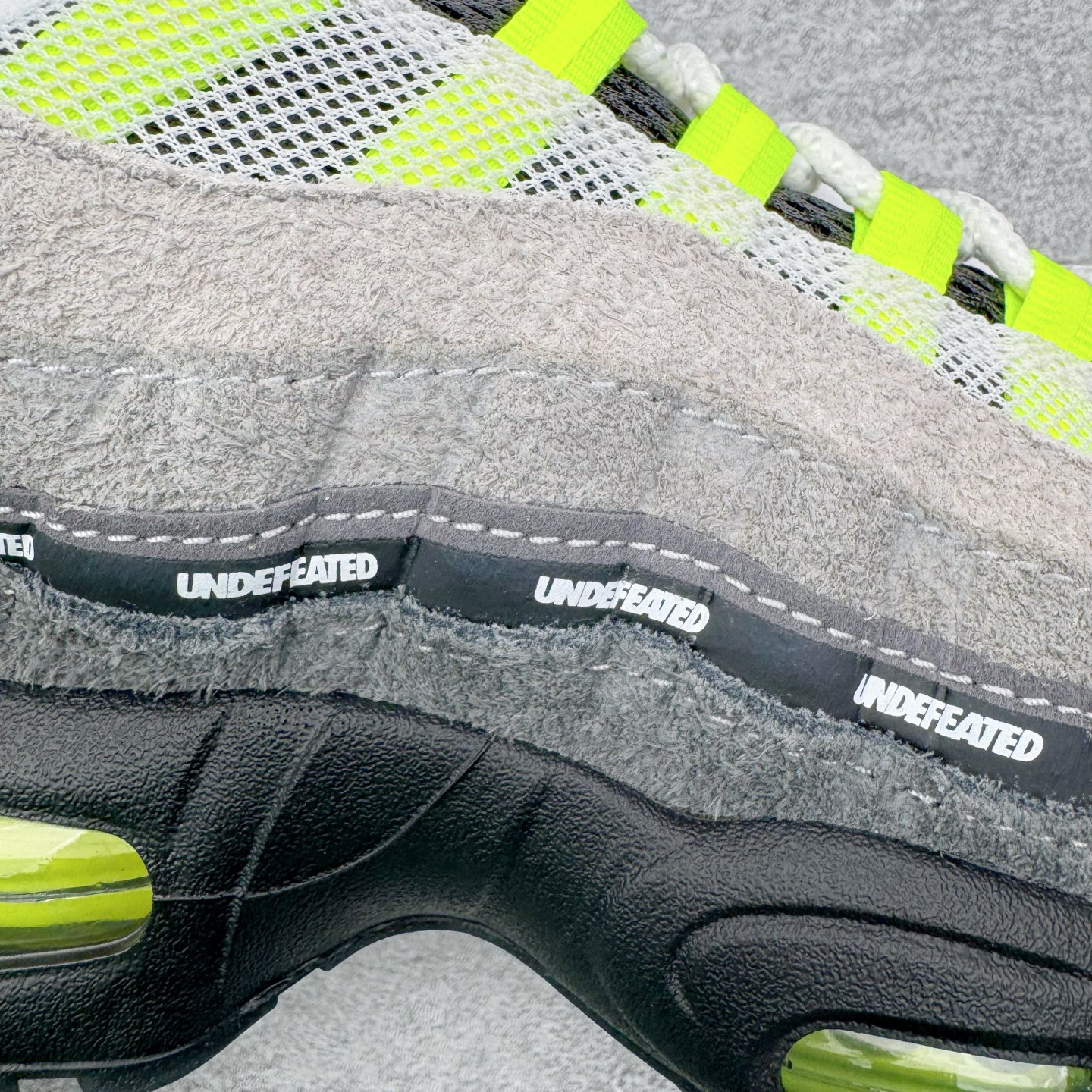 图片[17]-＃SF外贸特供 UNDEFEATED x NK Air Max 95 SP 纽约限定 联名灰绿 IB4523-004 亲自操刀耗时半年开发 重金购买全套印尼原厂纸板楦头开发 2025官方主推系列 致敬诞生30周年的传奇鞋型 Air Max 95 系列再度重磅复刻归来 以全新配色续写光辉历史 更以现代手法重塑经典 将复古风格与前沿科技完美融合 一比一鞋头弧度高度鞋身弧度 东莞原厂模具大底 一码一模 原厂高韧性Tpu 独家供应35.5 45.5 48.5 49.5 50.5 原厂特供同批次皮料与Zp零色差 原厂特供内外标均可过绿X扫描认证 独家原装Big Bubble气垫 气垫体积更大 提供更强的缓震性能和回弹性 进口玻璃冲刀皮料裁剪零毛边 电脑针车工艺 鞋面不留荧光细节 平台可冲 超高鞋面清洁度 最高QC检验标准 控制溢胶瑕疵 每一双都是工艺品 实拍调校N版已经零色差零失真 百分百还原实物色彩所见即所得 不存在货不对板色差等低级问题 选购参考实物拍摄 不混卖不参货 只用心做好货严格选品 承诺混一赔十 尺码：35.5 36 36.5 37.5 38 38.5 39 40 40.5 41 42 42.5 43 44 44.5 45 45.5 46 47.5 48.5 49.5 50.5-选品中心