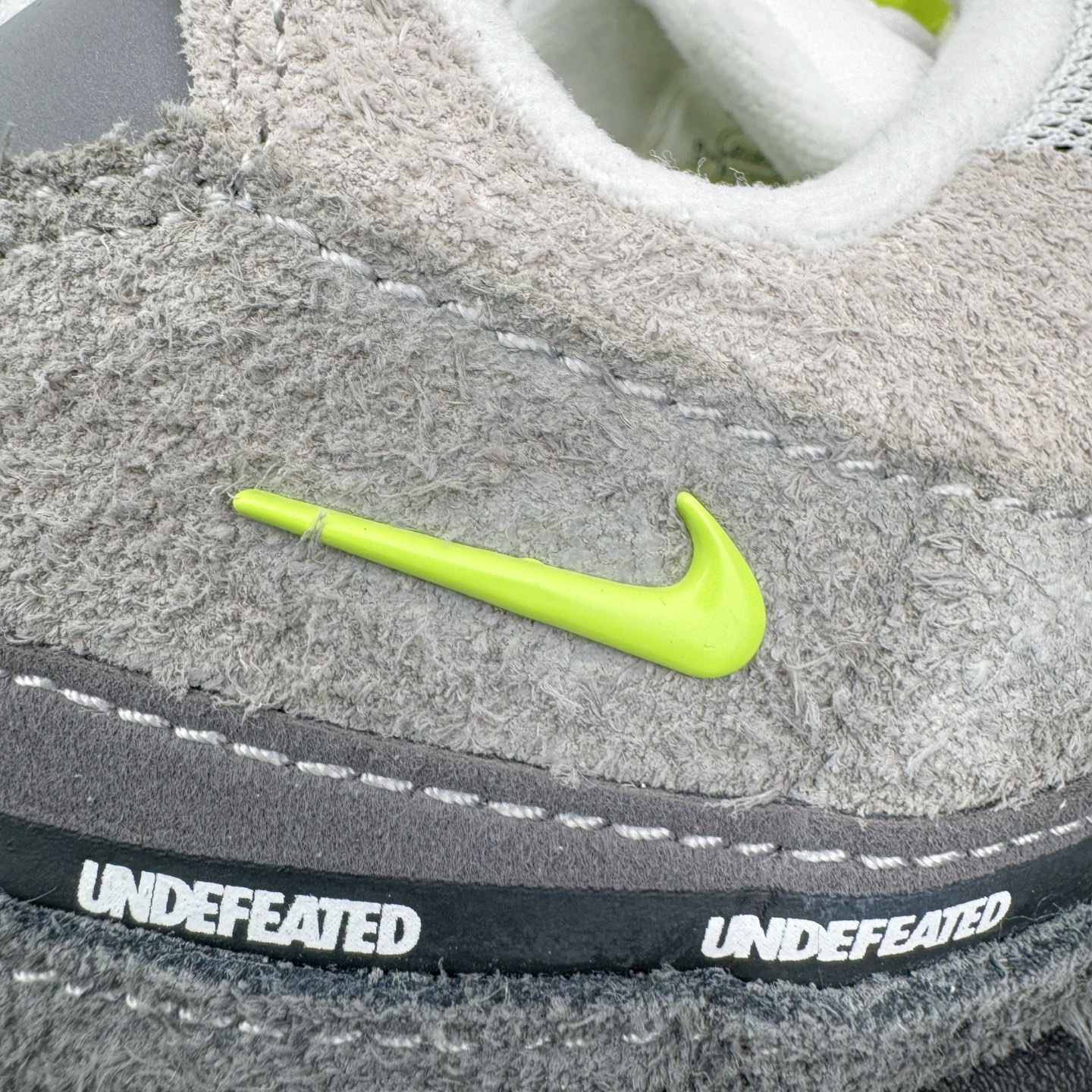 图片[18]-＃SF外贸特供 UNDEFEATED x NK Air Max 95 SP 纽约限定 联名灰绿 IB4523-004 亲自操刀耗时半年开发 重金购买全套印尼原厂纸板楦头开发 2025官方主推系列 致敬诞生30周年的传奇鞋型 Air Max 95 系列再度重磅复刻归来 以全新配色续写光辉历史 更以现代手法重塑经典 将复古风格与前沿科技完美融合 一比一鞋头弧度高度鞋身弧度 东莞原厂模具大底 一码一模 原厂高韧性Tpu 独家供应35.5 45.5 48.5 49.5 50.5 原厂特供同批次皮料与Zp零色差 原厂特供内外标均可过绿X扫描认证 独家原装Big Bubble气垫 气垫体积更大 提供更强的缓震性能和回弹性 进口玻璃冲刀皮料裁剪零毛边 电脑针车工艺 鞋面不留荧光细节 平台可冲 超高鞋面清洁度 最高QC检验标准 控制溢胶瑕疵 每一双都是工艺品 实拍调校N版已经零色差零失真 百分百还原实物色彩所见即所得 不存在货不对板色差等低级问题 选购参考实物拍摄 不混卖不参货 只用心做好货严格选品 承诺混一赔十 尺码：35.5 36 36.5 37.5 38 38.5 39 40 40.5 41 42 42.5 43 44 44.5 45 45.5 46 47.5 48.5 49.5 50.5-选品中心