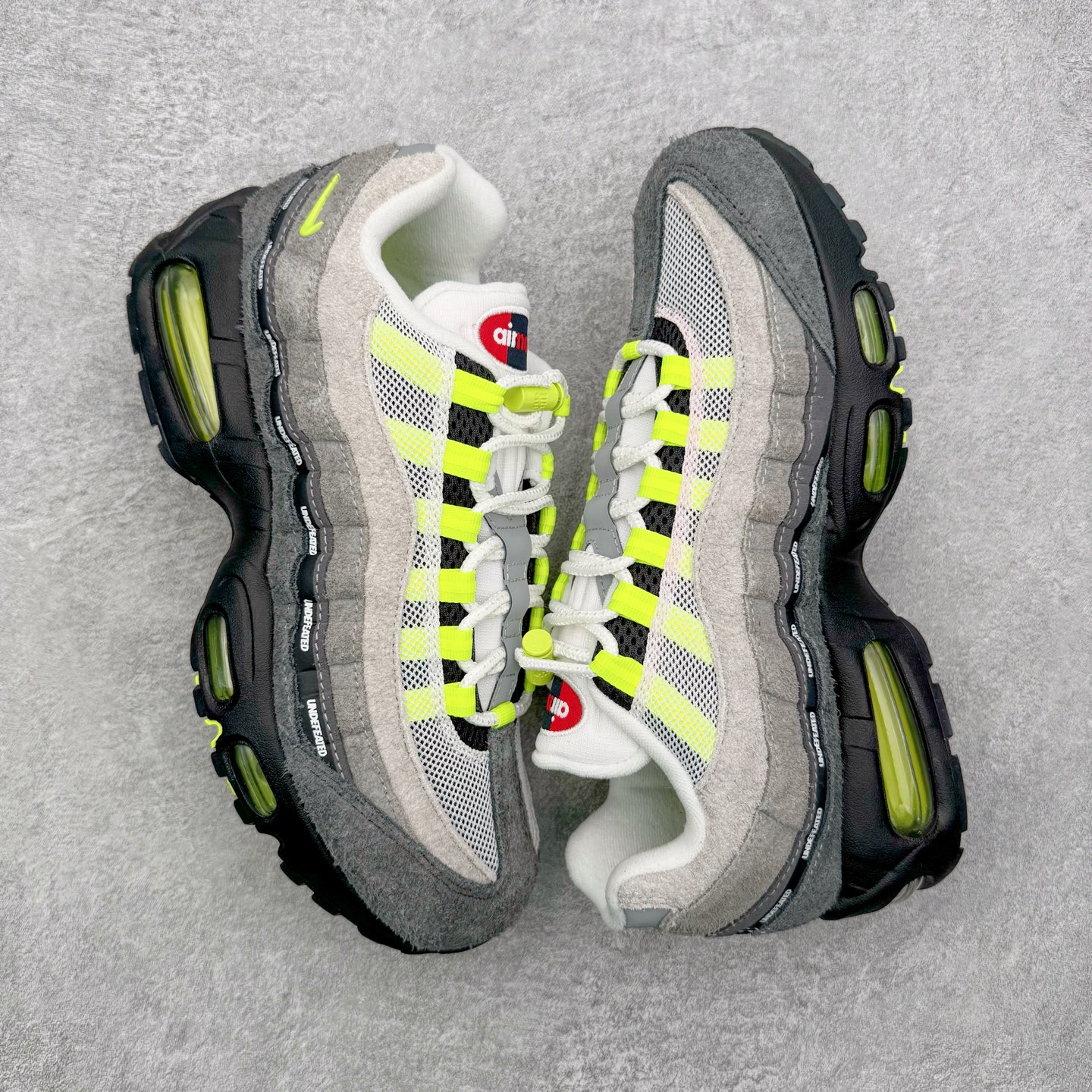 图片[3]-＃SF外贸特供 UNDEFEATED x NK Air Max 95 SP 纽约限定 联名灰绿 IB4523-004 亲自操刀耗时半年开发 重金购买全套印尼原厂纸板楦头开发 2025官方主推系列 致敬诞生30周年的传奇鞋型 Air Max 95 系列再度重磅复刻归来 以全新配色续写光辉历史 更以现代手法重塑经典 将复古风格与前沿科技完美融合 一比一鞋头弧度高度鞋身弧度 东莞原厂模具大底 一码一模 原厂高韧性Tpu 独家供应35.5 45.5 48.5 49.5 50.5 原厂特供同批次皮料与Zp零色差 原厂特供内外标均可过绿X扫描认证 独家原装Big Bubble气垫 气垫体积更大 提供更强的缓震性能和回弹性 进口玻璃冲刀皮料裁剪零毛边 电脑针车工艺 鞋面不留荧光细节 平台可冲 超高鞋面清洁度 最高QC检验标准 控制溢胶瑕疵 每一双都是工艺品 实拍调校N版已经零色差零失真 百分百还原实物色彩所见即所得 不存在货不对板色差等低级问题 选购参考实物拍摄 不混卖不参货 只用心做好货严格选品 承诺混一赔十 尺码：35.5 36 36.5 37.5 38 38.5 39 40 40.5 41 42 42.5 43 44 44.5 45 45.5 46 47.5 48.5 49.5 50.5-选品中心