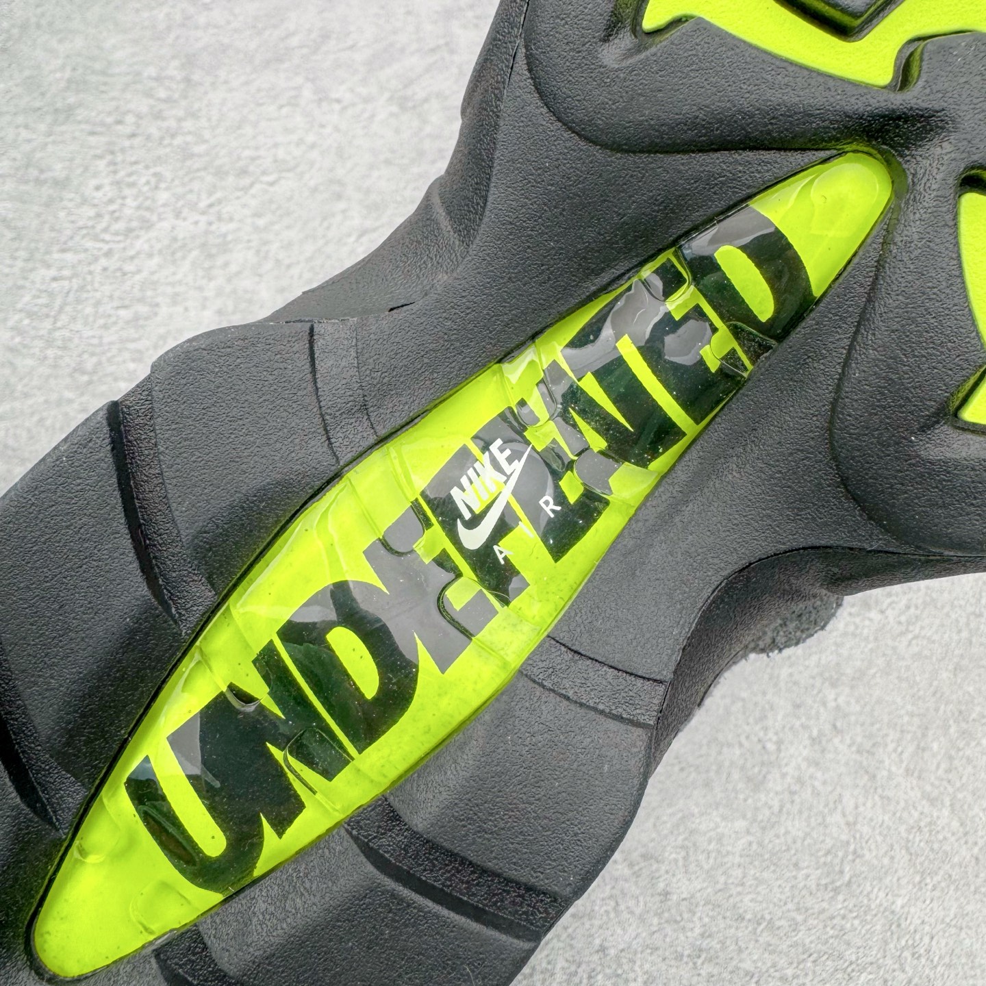 图片[21]-＃SF外贸特供 UNDEFEATED x NK Air Max 95 SP 纽约限定 联名灰绿 IB4523-004 亲自操刀耗时半年开发 重金购买全套印尼原厂纸板楦头开发 2025官方主推系列 致敬诞生30周年的传奇鞋型 Air Max 95 系列再度重磅复刻归来 以全新配色续写光辉历史 更以现代手法重塑经典 将复古风格与前沿科技完美融合 一比一鞋头弧度高度鞋身弧度 东莞原厂模具大底 一码一模 原厂高韧性Tpu 独家供应35.5 45.5 48.5 49.5 50.5 原厂特供同批次皮料与Zp零色差 原厂特供内外标均可过绿X扫描认证 独家原装Big Bubble气垫 气垫体积更大 提供更强的缓震性能和回弹性 进口玻璃冲刀皮料裁剪零毛边 电脑针车工艺 鞋面不留荧光细节 平台可冲 超高鞋面清洁度 最高QC检验标准 控制溢胶瑕疵 每一双都是工艺品 实拍调校N版已经零色差零失真 百分百还原实物色彩所见即所得 不存在货不对板色差等低级问题 选购参考实物拍摄 不混卖不参货 只用心做好货严格选品 承诺混一赔十 尺码：35.5 36 36.5 37.5 38 38.5 39 40 40.5 41 42 42.5 43 44 44.5 45 45.5 46 47.5 48.5 49.5 50.5-选品中心