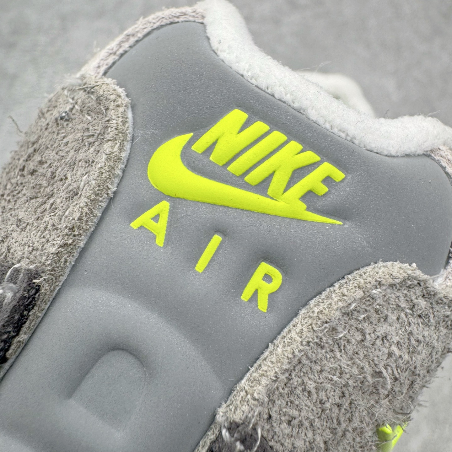 图片[13]-＃SF外贸特供 UNDEFEATED x NK Air Max 95 SP 纽约限定 联名灰绿 IB4523-004 亲自操刀耗时半年开发 重金购买全套印尼原厂纸板楦头开发 2025官方主推系列 致敬诞生30周年的传奇鞋型 Air Max 95 系列再度重磅复刻归来 以全新配色续写光辉历史 更以现代手法重塑经典 将复古风格与前沿科技完美融合 一比一鞋头弧度高度鞋身弧度 东莞原厂模具大底 一码一模 原厂高韧性Tpu 独家供应35.5 45.5 48.5 49.5 50.5 原厂特供同批次皮料与Zp零色差 原厂特供内外标均可过绿X扫描认证 独家原装Big Bubble气垫 气垫体积更大 提供更强的缓震性能和回弹性 进口玻璃冲刀皮料裁剪零毛边 电脑针车工艺 鞋面不留荧光细节 平台可冲 超高鞋面清洁度 最高QC检验标准 控制溢胶瑕疵 每一双都是工艺品 实拍调校N版已经零色差零失真 百分百还原实物色彩所见即所得 不存在货不对板色差等低级问题 选购参考实物拍摄 不混卖不参货 只用心做好货严格选品 承诺混一赔十 尺码：35.5 36 36.5 37.5 38 38.5 39 40 40.5 41 42 42.5 43 44 44.5 45 45.5 46 47.5 48.5 49.5 50.5-选品中心