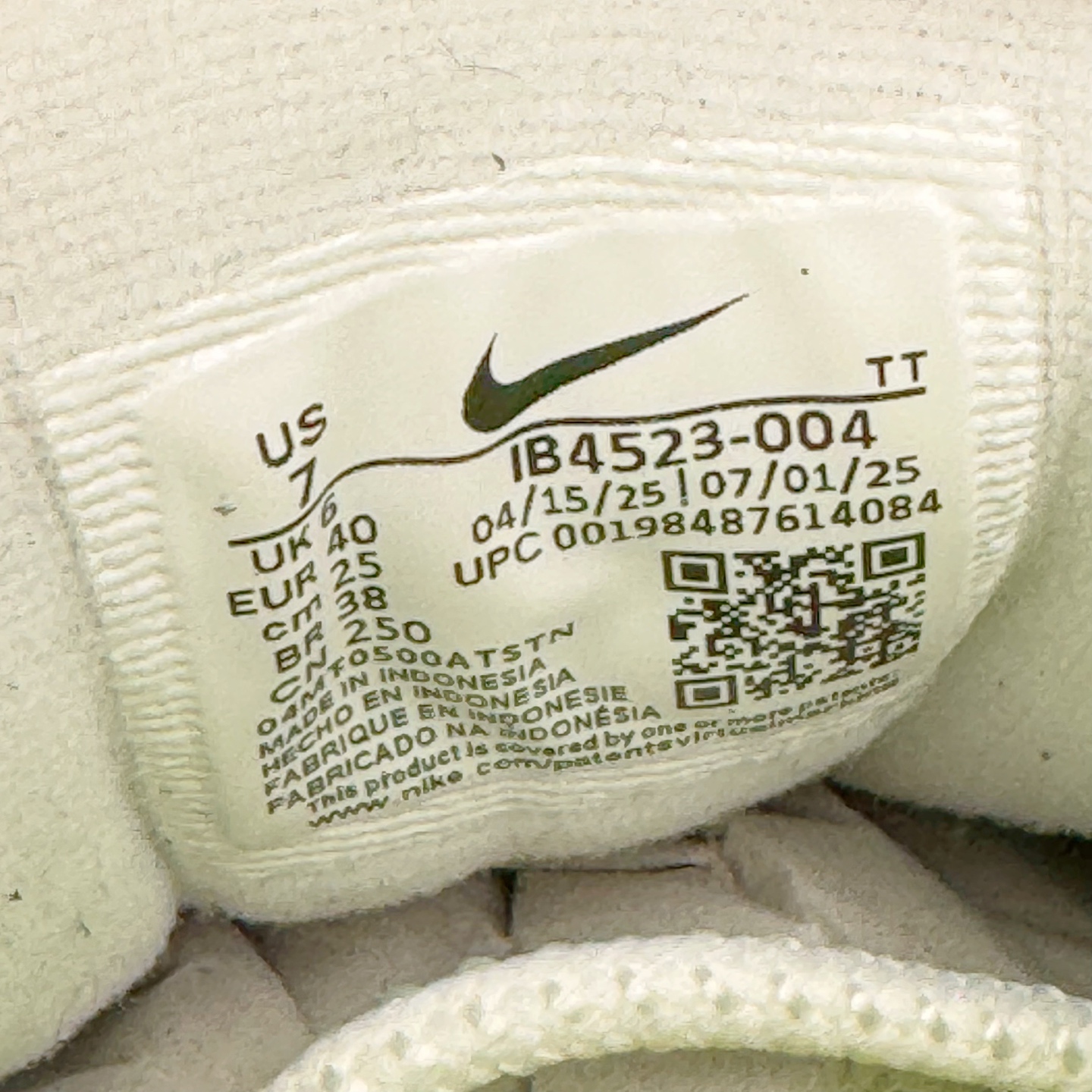 图片[11]-＃SF外贸特供 UNDEFEATED x NK Air Max 95 SP 纽约限定 联名灰绿 IB4523-004 亲自操刀耗时半年开发 重金购买全套印尼原厂纸板楦头开发 2025官方主推系列 致敬诞生30周年的传奇鞋型 Air Max 95 系列再度重磅复刻归来 以全新配色续写光辉历史 更以现代手法重塑经典 将复古风格与前沿科技完美融合 一比一鞋头弧度高度鞋身弧度 东莞原厂模具大底 一码一模 原厂高韧性Tpu 独家供应35.5 45.5 48.5 49.5 50.5 原厂特供同批次皮料与Zp零色差 原厂特供内外标均可过绿X扫描认证 独家原装Big Bubble气垫 气垫体积更大 提供更强的缓震性能和回弹性 进口玻璃冲刀皮料裁剪零毛边 电脑针车工艺 鞋面不留荧光细节 平台可冲 超高鞋面清洁度 最高QC检验标准 控制溢胶瑕疵 每一双都是工艺品 实拍调校N版已经零色差零失真 百分百还原实物色彩所见即所得 不存在货不对板色差等低级问题 选购参考实物拍摄 不混卖不参货 只用心做好货严格选品 承诺混一赔十 尺码：35.5 36 36.5 37.5 38 38.5 39 40 40.5 41 42 42.5 43 44 44.5 45 45.5 46 47.5 48.5 49.5 50.5-选品中心