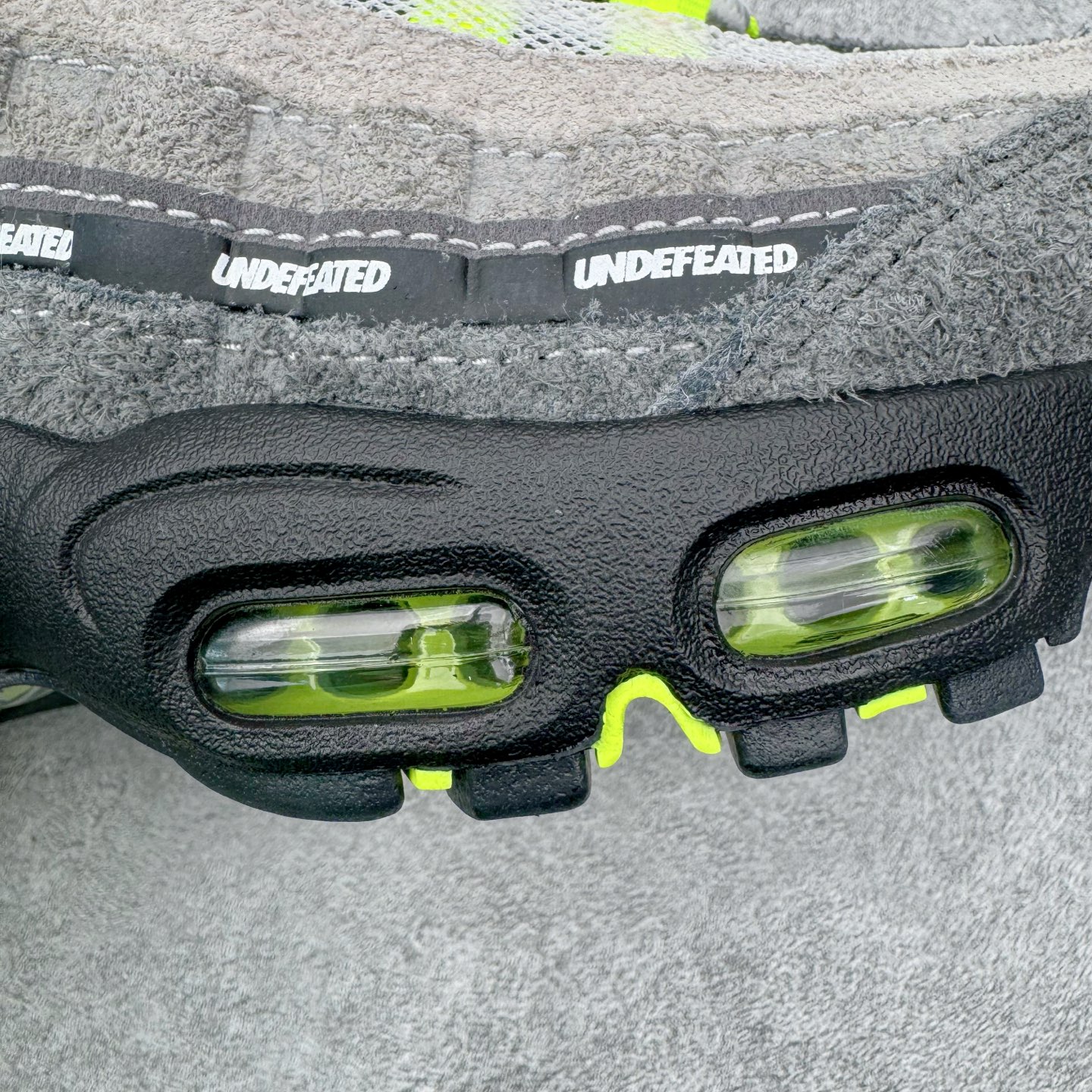 图片[16]-＃SF外贸特供 UNDEFEATED x NK Air Max 95 SP 纽约限定 联名灰绿 IB4523-004 亲自操刀耗时半年开发 重金购买全套印尼原厂纸板楦头开发 2025官方主推系列 致敬诞生30周年的传奇鞋型 Air Max 95 系列再度重磅复刻归来 以全新配色续写光辉历史 更以现代手法重塑经典 将复古风格与前沿科技完美融合 一比一鞋头弧度高度鞋身弧度 东莞原厂模具大底 一码一模 原厂高韧性Tpu 独家供应35.5 45.5 48.5 49.5 50.5 原厂特供同批次皮料与Zp零色差 原厂特供内外标均可过绿X扫描认证 独家原装Big Bubble气垫 气垫体积更大 提供更强的缓震性能和回弹性 进口玻璃冲刀皮料裁剪零毛边 电脑针车工艺 鞋面不留荧光细节 平台可冲 超高鞋面清洁度 最高QC检验标准 控制溢胶瑕疵 每一双都是工艺品 实拍调校N版已经零色差零失真 百分百还原实物色彩所见即所得 不存在货不对板色差等低级问题 选购参考实物拍摄 不混卖不参货 只用心做好货严格选品 承诺混一赔十 尺码：35.5 36 36.5 37.5 38 38.5 39 40 40.5 41 42 42.5 43 44 44.5 45 45.5 46 47.5 48.5 49.5 50.5-选品中心