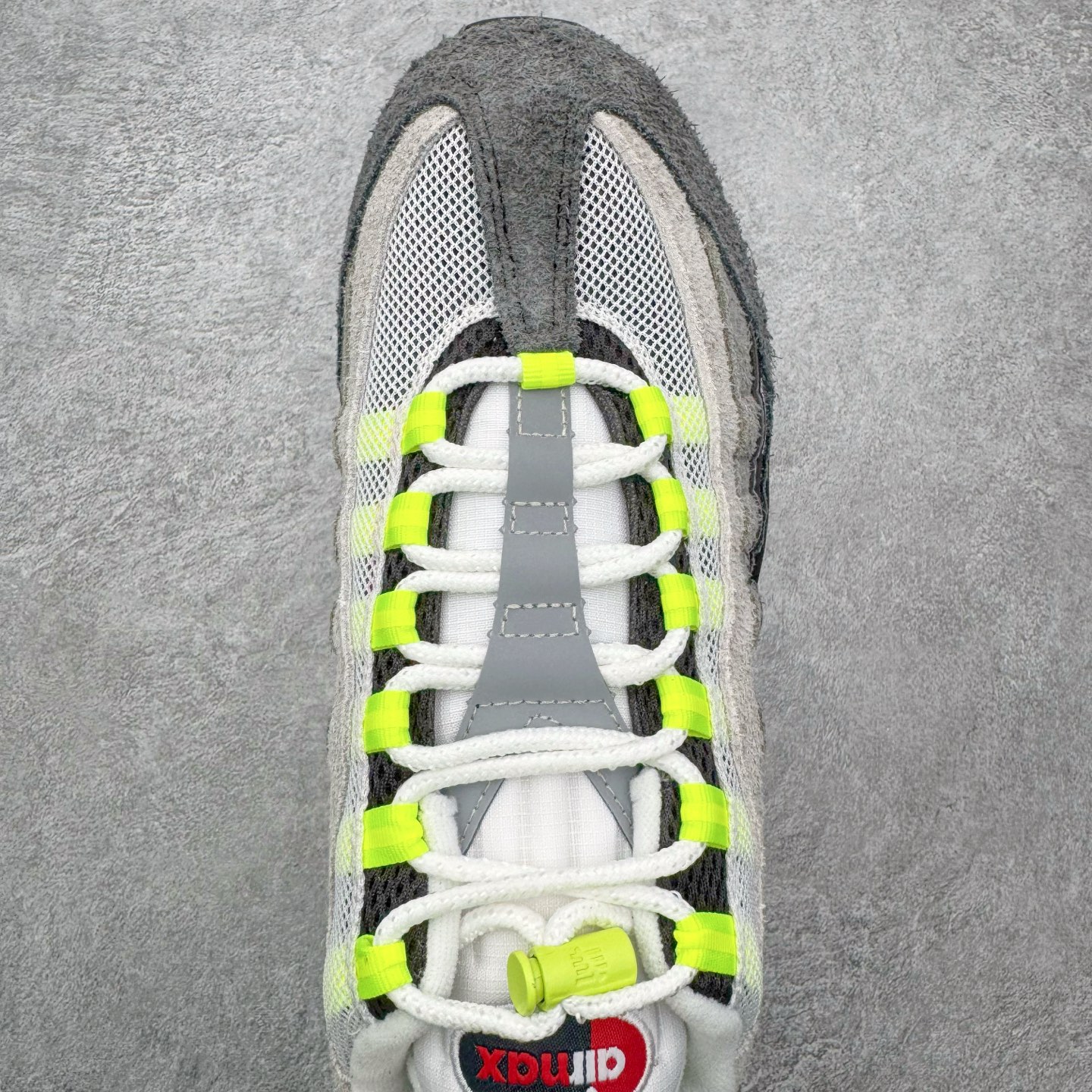 图片[4]-＃SF外贸特供 UNDEFEATED x NK Air Max 95 SP 纽约限定 联名灰绿 IB4523-004 亲自操刀耗时半年开发 重金购买全套印尼原厂纸板楦头开发 2025官方主推系列 致敬诞生30周年的传奇鞋型 Air Max 95 系列再度重磅复刻归来 以全新配色续写光辉历史 更以现代手法重塑经典 将复古风格与前沿科技完美融合 一比一鞋头弧度高度鞋身弧度 东莞原厂模具大底 一码一模 原厂高韧性Tpu 独家供应35.5 45.5 48.5 49.5 50.5 原厂特供同批次皮料与Zp零色差 原厂特供内外标均可过绿X扫描认证 独家原装Big Bubble气垫 气垫体积更大 提供更强的缓震性能和回弹性 进口玻璃冲刀皮料裁剪零毛边 电脑针车工艺 鞋面不留荧光细节 平台可冲 超高鞋面清洁度 最高QC检验标准 控制溢胶瑕疵 每一双都是工艺品 实拍调校N版已经零色差零失真 百分百还原实物色彩所见即所得 不存在货不对板色差等低级问题 选购参考实物拍摄 不混卖不参货 只用心做好货严格选品 承诺混一赔十 尺码：35.5 36 36.5 37.5 38 38.5 39 40 40.5 41 42 42.5 43 44 44.5 45 45.5 46 47.5 48.5 49.5 50.5-选品中心