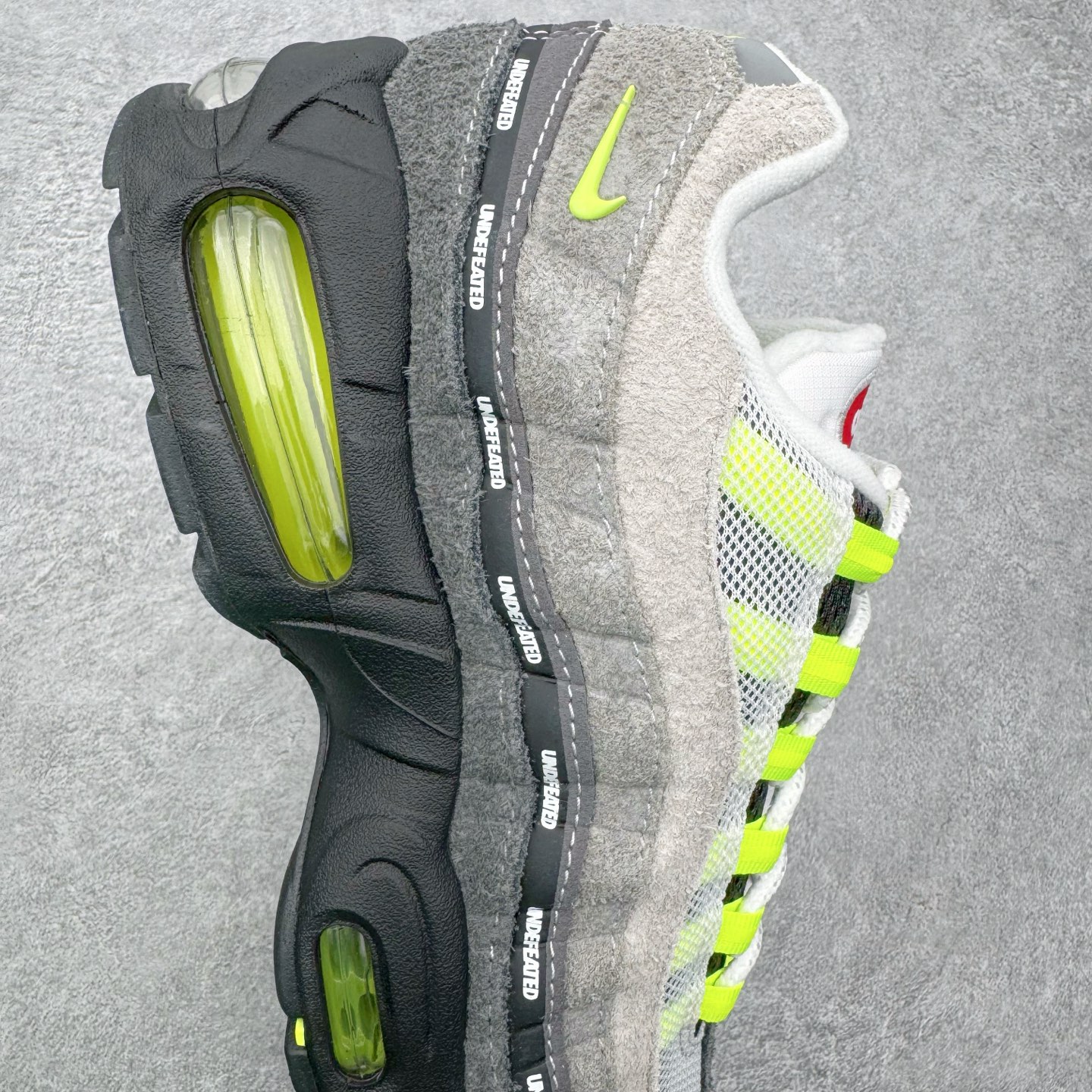 图片[6]-＃SF外贸特供 UNDEFEATED x NK Air Max 95 SP 纽约限定 联名灰绿 IB4523-004 亲自操刀耗时半年开发 重金购买全套印尼原厂纸板楦头开发 2025官方主推系列 致敬诞生30周年的传奇鞋型 Air Max 95 系列再度重磅复刻归来 以全新配色续写光辉历史 更以现代手法重塑经典 将复古风格与前沿科技完美融合 一比一鞋头弧度高度鞋身弧度 东莞原厂模具大底 一码一模 原厂高韧性Tpu 独家供应35.5 45.5 48.5 49.5 50.5 原厂特供同批次皮料与Zp零色差 原厂特供内外标均可过绿X扫描认证 独家原装Big Bubble气垫 气垫体积更大 提供更强的缓震性能和回弹性 进口玻璃冲刀皮料裁剪零毛边 电脑针车工艺 鞋面不留荧光细节 平台可冲 超高鞋面清洁度 最高QC检验标准 控制溢胶瑕疵 每一双都是工艺品 实拍调校N版已经零色差零失真 百分百还原实物色彩所见即所得 不存在货不对板色差等低级问题 选购参考实物拍摄 不混卖不参货 只用心做好货严格选品 承诺混一赔十 尺码：35.5 36 36.5 37.5 38 38.5 39 40 40.5 41 42 42.5 43 44 44.5 45 45.5 46 47.5 48.5 49.5 50.5-选品中心