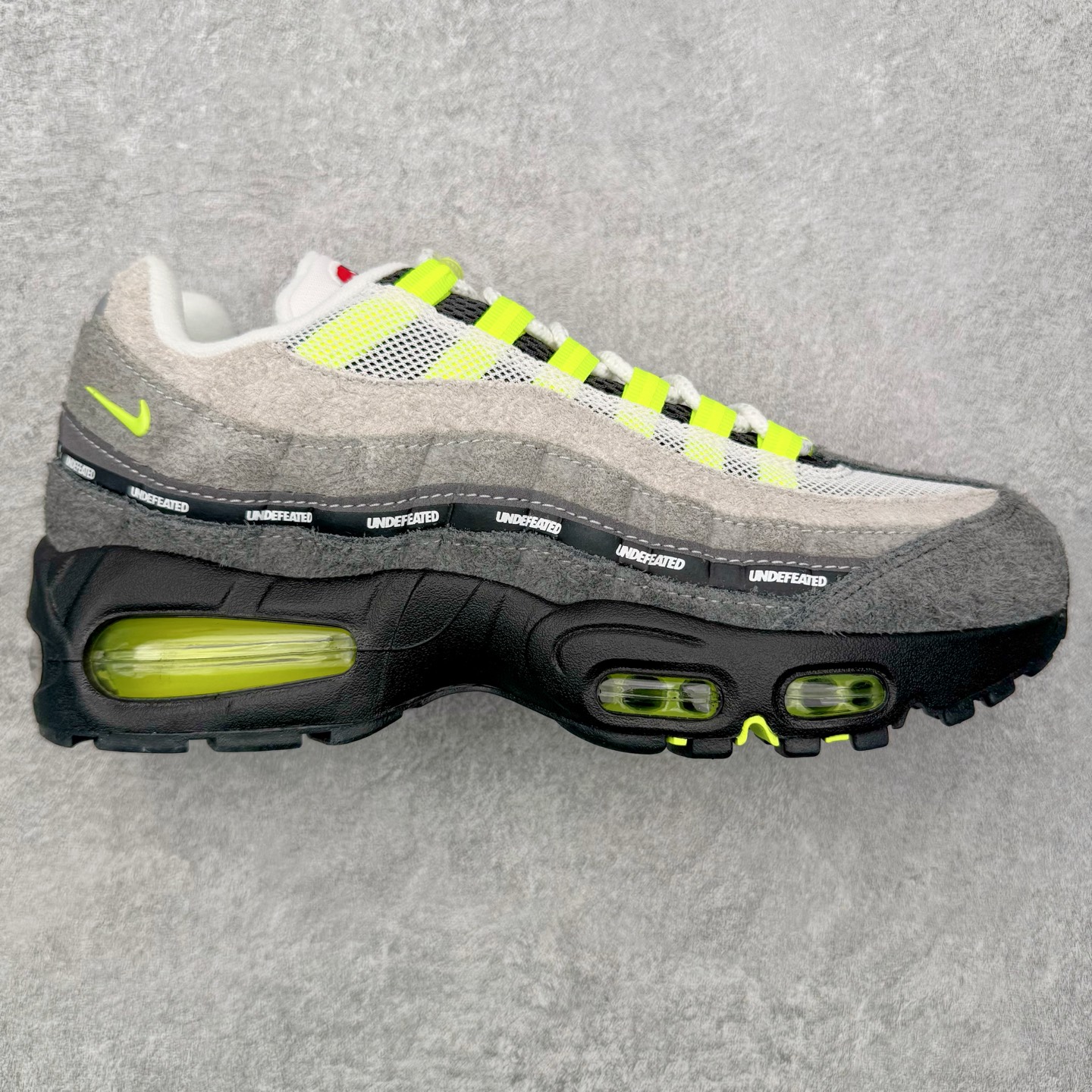 ＃SF外贸特供 UNDEFEATED x NK Air Max 95 SP 纽约限定 联名灰绿 IB4523-004 亲自操刀耗时半年开发 重金购买全套印尼原厂纸板楦头开发 2025官方主推系列 致敬诞生30周年的传奇鞋型 Air Max 95 系列再度重磅复刻归来 以全新配色续写光辉历史 更以现代手法重塑经典 将复古风格与前沿科技完美融合 一比一鞋头弧度高度鞋身弧度 东莞原厂模具大底 一码一模 原厂高韧性Tpu 独家供应35.5 45.5 48.5 49.5 50.5 原厂特供同批次皮料与Zp零色差 原厂特供内外标均可过绿X扫描认证 独家原装Big Bubble气垫 气垫体积更大 提供更强的缓震性能和回弹性 进口玻璃冲刀皮料裁剪零毛边 电脑针车工艺 鞋面不留荧光细节 平台可冲 超高鞋面清洁度 最高QC检验标准 控制溢胶瑕疵 每一双都是工艺品 实拍调校N版已经零色差零失真 百分百还原实物色彩所见即所得 不存在货不对板色差等低级问题 选购参考实物拍摄 不混卖不参货 只用心做好货严格选品 承诺混一赔十 尺码：35.5 36 36.5 37.5 38 38.5 39 40 40.5 41 42 42.5 43 44 44.5 45 45.5 46 47.5 48.5 49.5 50.5-选品中心