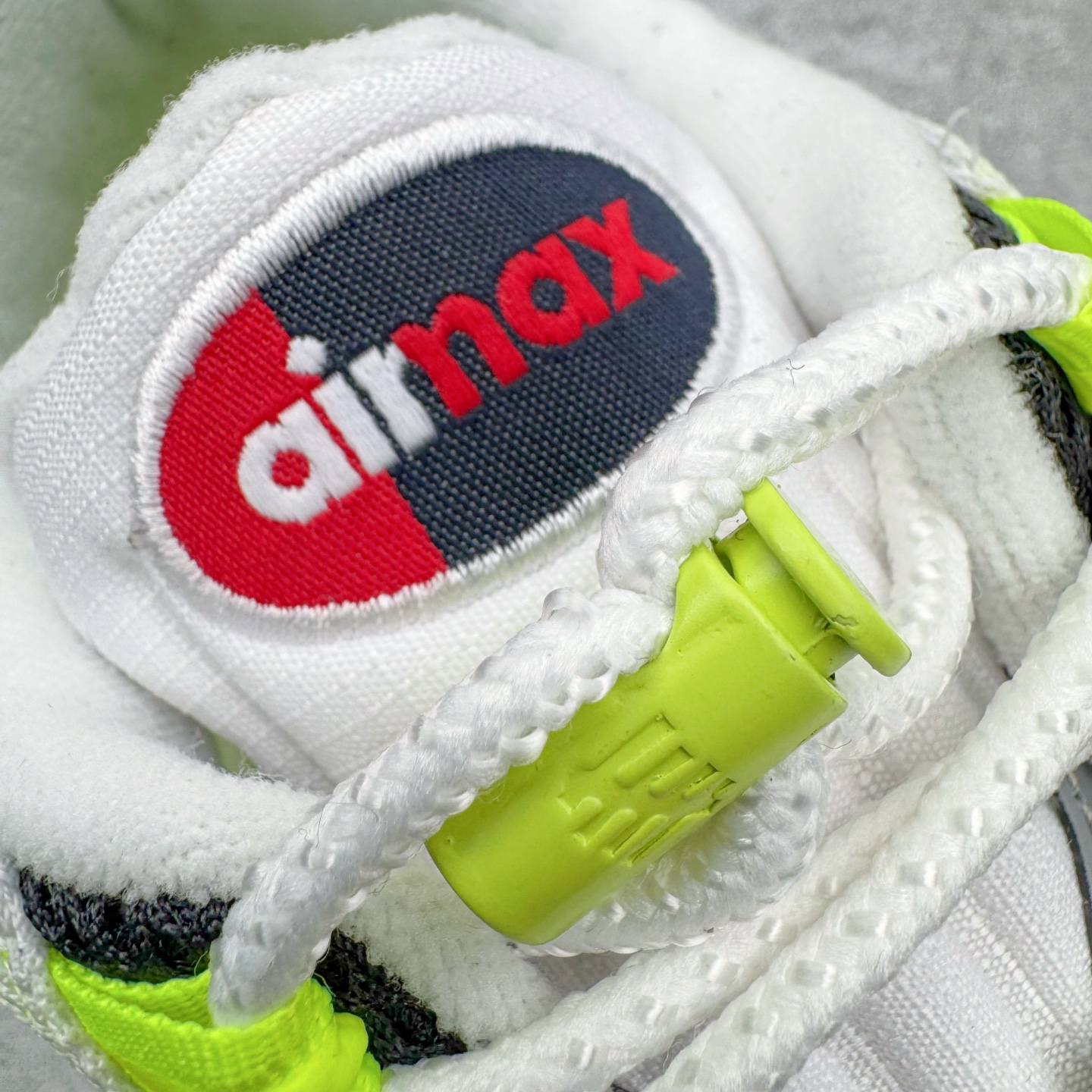 图片[14]-＃SF外贸特供 UNDEFEATED x NK Air Max 95 SP 纽约限定 联名灰绿 IB4523-004 亲自操刀耗时半年开发 重金购买全套印尼原厂纸板楦头开发 2025官方主推系列 致敬诞生30周年的传奇鞋型 Air Max 95 系列再度重磅复刻归来 以全新配色续写光辉历史 更以现代手法重塑经典 将复古风格与前沿科技完美融合 一比一鞋头弧度高度鞋身弧度 东莞原厂模具大底 一码一模 原厂高韧性Tpu 独家供应35.5 45.5 48.5 49.5 50.5 原厂特供同批次皮料与Zp零色差 原厂特供内外标均可过绿X扫描认证 独家原装Big Bubble气垫 气垫体积更大 提供更强的缓震性能和回弹性 进口玻璃冲刀皮料裁剪零毛边 电脑针车工艺 鞋面不留荧光细节 平台可冲 超高鞋面清洁度 最高QC检验标准 控制溢胶瑕疵 每一双都是工艺品 实拍调校N版已经零色差零失真 百分百还原实物色彩所见即所得 不存在货不对板色差等低级问题 选购参考实物拍摄 不混卖不参货 只用心做好货严格选品 承诺混一赔十 尺码：35.5 36 36.5 37.5 38 38.5 39 40 40.5 41 42 42.5 43 44 44.5 45 45.5 46 47.5 48.5 49.5 50.5-选品中心