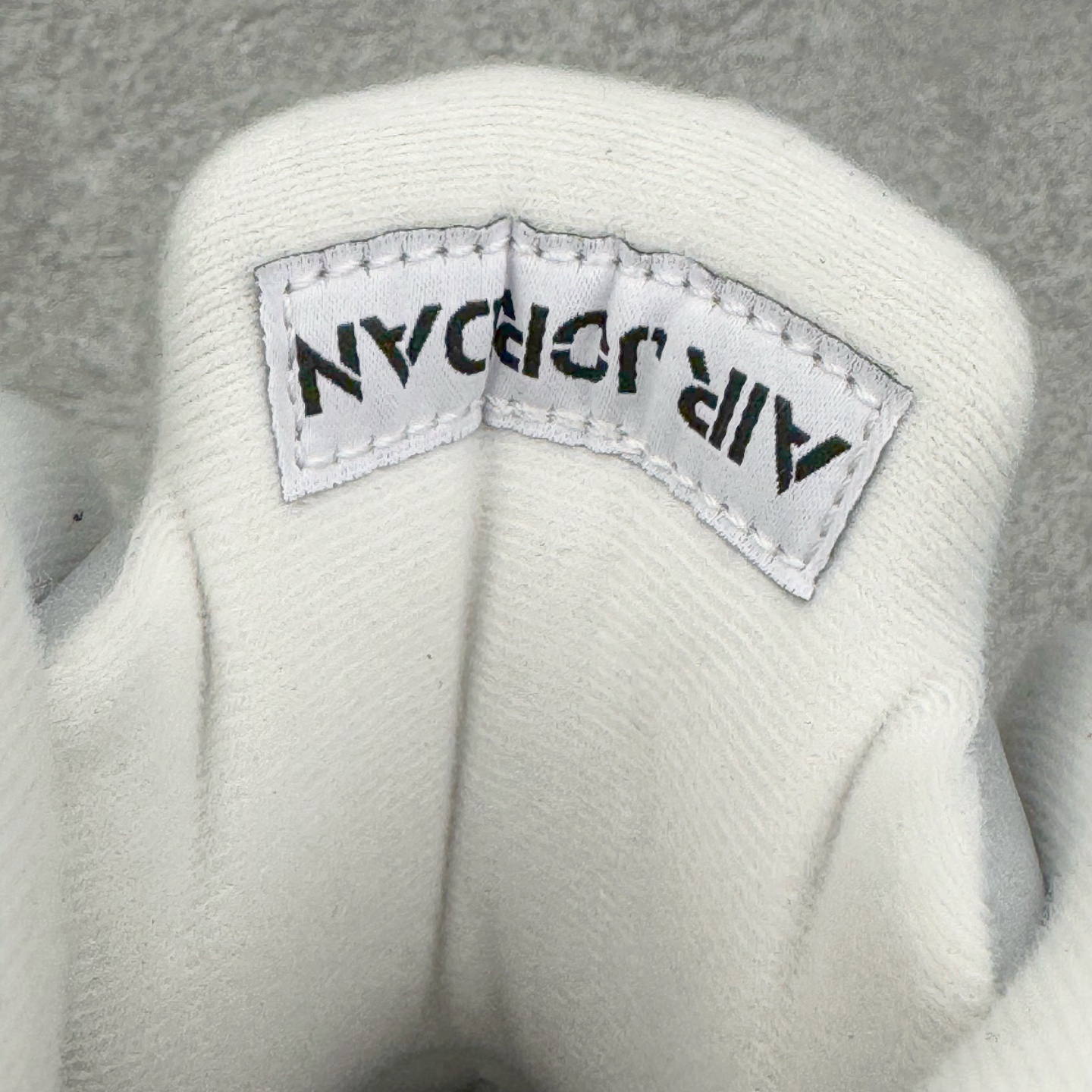 图片[10]-＃Ljr特供 Air Jordan AJ5 Retro 白银 HQ7978-103 全新改良批次 圈内最强倒钩系列 恪守真诚 承诺混一赔十 高端零售裸鞋圈特供批次 SZ原厂全套原楦原纸板冲刀磨具开发 原厂皮料加持 原厂港宝加持定型后跟R度完美 同源原厂电绣 飞翼针数密度立体效果一致 百分百一致原鞋 原厂拉帮工艺 针距密度一致 后跟弧度收口自然不对折 极致一眼正品既视感 进口玻璃冲刀皮料裁剪零毛边 全鞋电脑针车工艺 品控清洁度最高QC检验标准 免检产品 原厂订购鞋盒、鞋标、防尘纸、鞋撑、鞋带 追求极致的原厂味道 尺码：40.5 41 42 42.5 43 44 44.5 45 45.5 46 47.5 48.5-选品中心