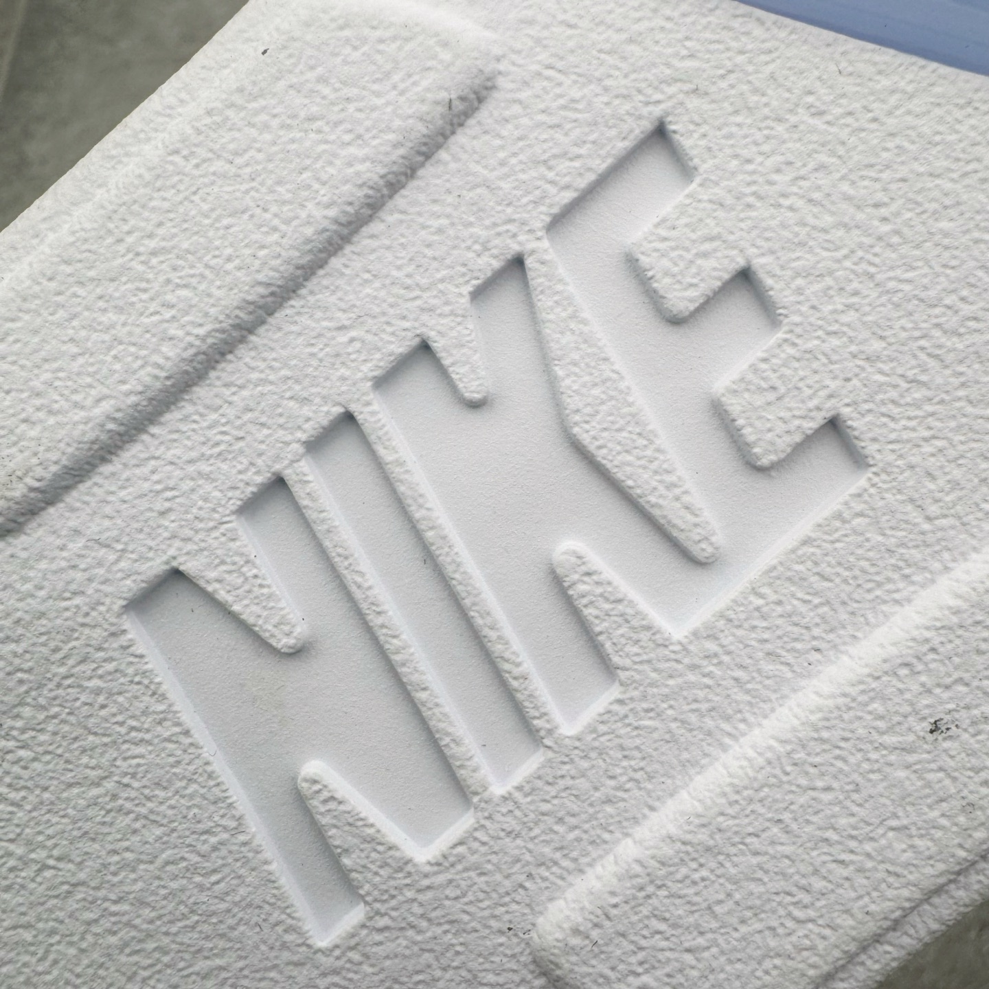 图片[23]-＃Ljr特供 Air Jordan AJ5 Retro 白银 HQ7978-103 全新改良批次 圈内最强倒钩系列 恪守真诚 承诺混一赔十 高端零售裸鞋圈特供批次 SZ原厂全套原楦原纸板冲刀磨具开发 原厂皮料加持 原厂港宝加持定型后跟R度完美 同源原厂电绣 飞翼针数密度立体效果一致 百分百一致原鞋 原厂拉帮工艺 针距密度一致 后跟弧度收口自然不对折 极致一眼正品既视感 进口玻璃冲刀皮料裁剪零毛边 全鞋电脑针车工艺 品控清洁度最高QC检验标准 免检产品 原厂订购鞋盒、鞋标、防尘纸、鞋撑、鞋带 追求极致的原厂味道 尺码：40.5 41 42 42.5 43 44 44.5 45 45.5 46 47.5 48.5-选品中心