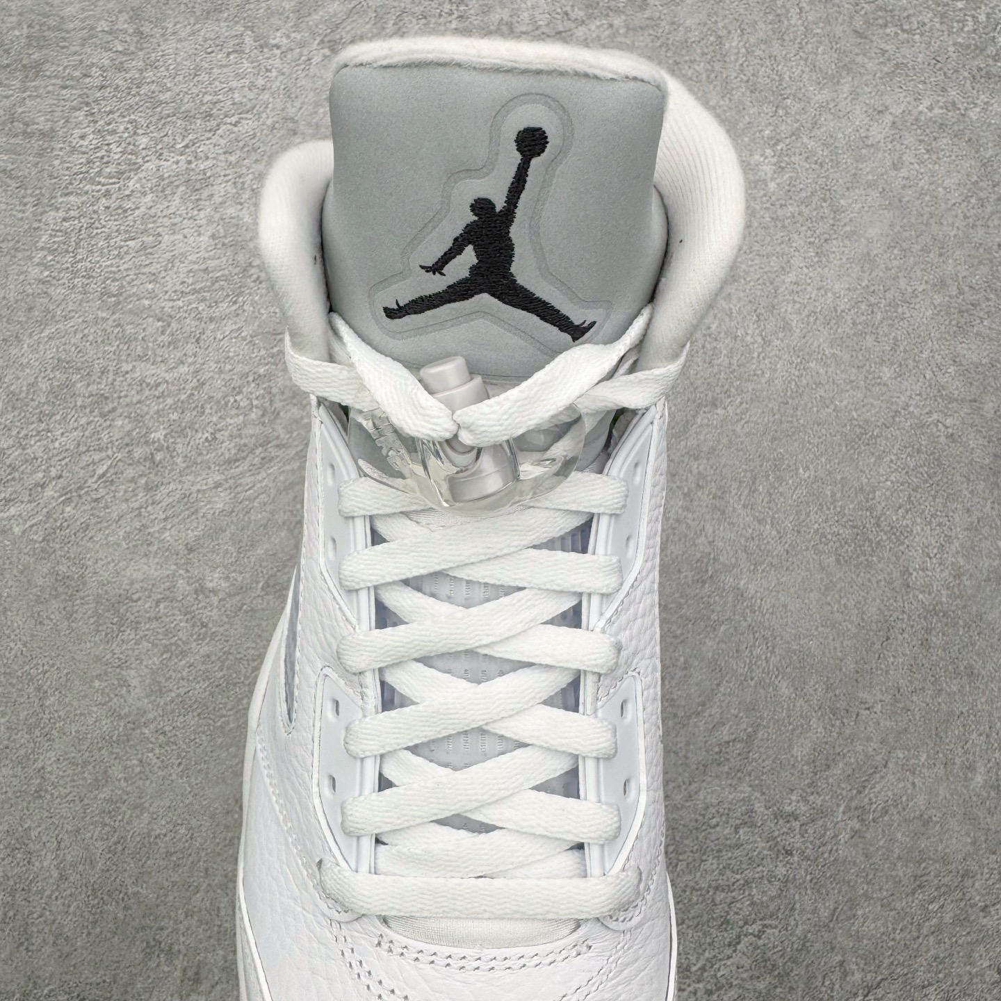 图片[5]-＃Ljr特供 Air Jordan AJ5 Retro 白银 HQ7978-103 全新改良批次 圈内最强倒钩系列 恪守真诚 承诺混一赔十 高端零售裸鞋圈特供批次 SZ原厂全套原楦原纸板冲刀磨具开发 原厂皮料加持 原厂港宝加持定型后跟R度完美 同源原厂电绣 飞翼针数密度立体效果一致 百分百一致原鞋 原厂拉帮工艺 针距密度一致 后跟弧度收口自然不对折 极致一眼正品既视感 进口玻璃冲刀皮料裁剪零毛边 全鞋电脑针车工艺 品控清洁度最高QC检验标准 免检产品 原厂订购鞋盒、鞋标、防尘纸、鞋撑、鞋带 追求极致的原厂味道 尺码：40.5 41 42 42.5 43 44 44.5 45 45.5 46 47.5 48.5-选品中心