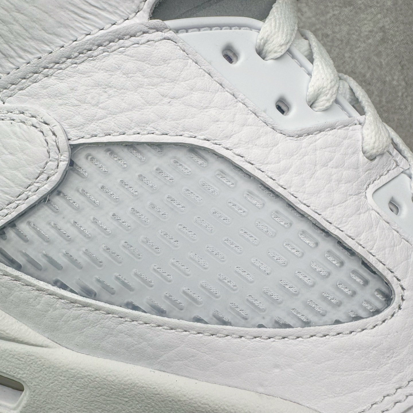 图片[18]-＃Ljr特供 Air Jordan AJ5 Retro 白银 HQ7978-103 全新改良批次 圈内最强倒钩系列 恪守真诚 承诺混一赔十 高端零售裸鞋圈特供批次 SZ原厂全套原楦原纸板冲刀磨具开发 原厂皮料加持 原厂港宝加持定型后跟R度完美 同源原厂电绣 飞翼针数密度立体效果一致 百分百一致原鞋 原厂拉帮工艺 针距密度一致 后跟弧度收口自然不对折 极致一眼正品既视感 进口玻璃冲刀皮料裁剪零毛边 全鞋电脑针车工艺 品控清洁度最高QC检验标准 免检产品 原厂订购鞋盒、鞋标、防尘纸、鞋撑、鞋带 追求极致的原厂味道 尺码：40.5 41 42 42.5 43 44 44.5 45 45.5 46 47.5 48.5-选品中心