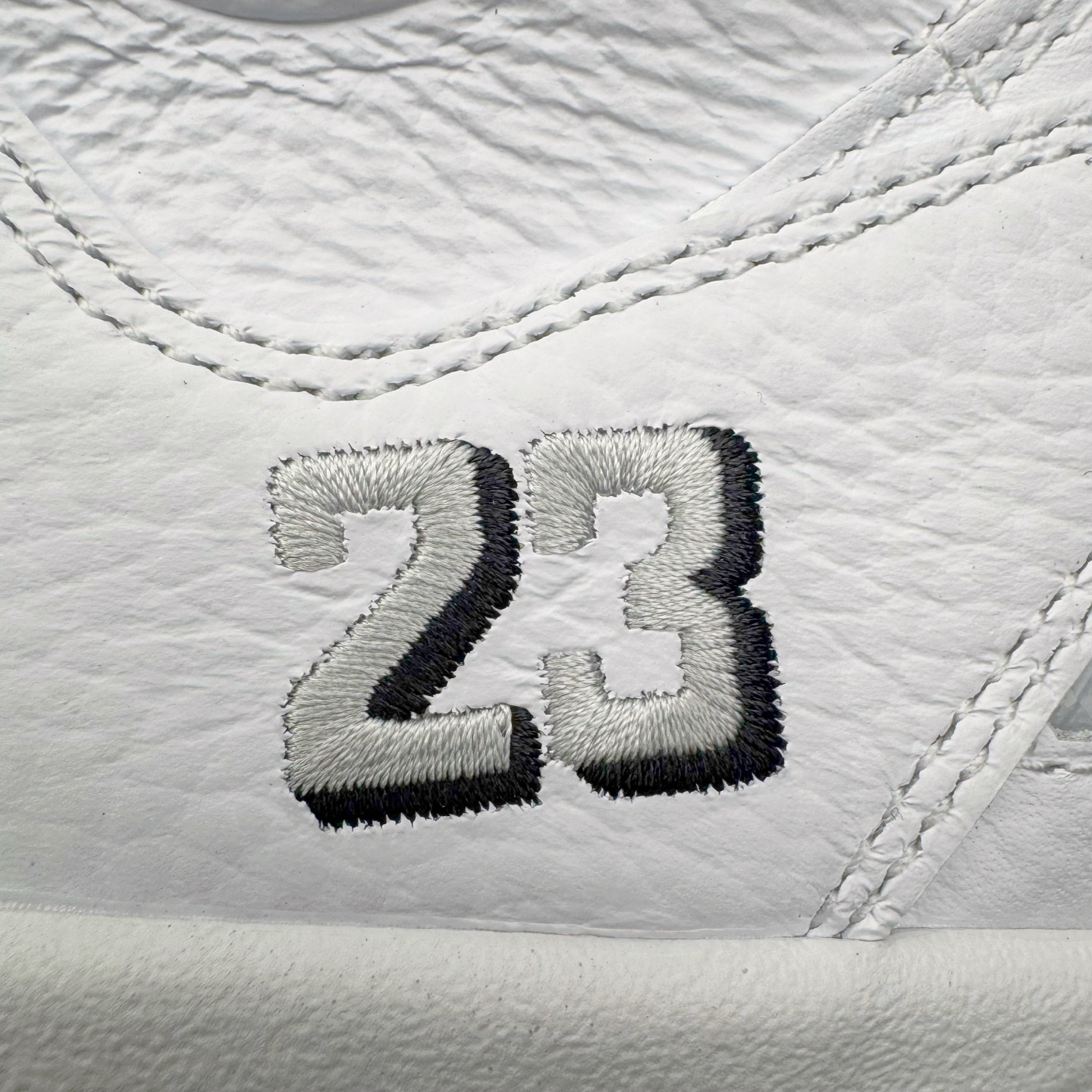 图片[20]-＃Ljr特供 Air Jordan AJ5 Retro 白银 HQ7978-103 全新改良批次 圈内最强倒钩系列 恪守真诚 承诺混一赔十 高端零售裸鞋圈特供批次 SZ原厂全套原楦原纸板冲刀磨具开发 原厂皮料加持 原厂港宝加持定型后跟R度完美 同源原厂电绣 飞翼针数密度立体效果一致 百分百一致原鞋 原厂拉帮工艺 针距密度一致 后跟弧度收口自然不对折 极致一眼正品既视感 进口玻璃冲刀皮料裁剪零毛边 全鞋电脑针车工艺 品控清洁度最高QC检验标准 免检产品 原厂订购鞋盒、鞋标、防尘纸、鞋撑、鞋带 追求极致的原厂味道 尺码：40.5 41 42 42.5 43 44 44.5 45 45.5 46 47.5 48.5-选品中心