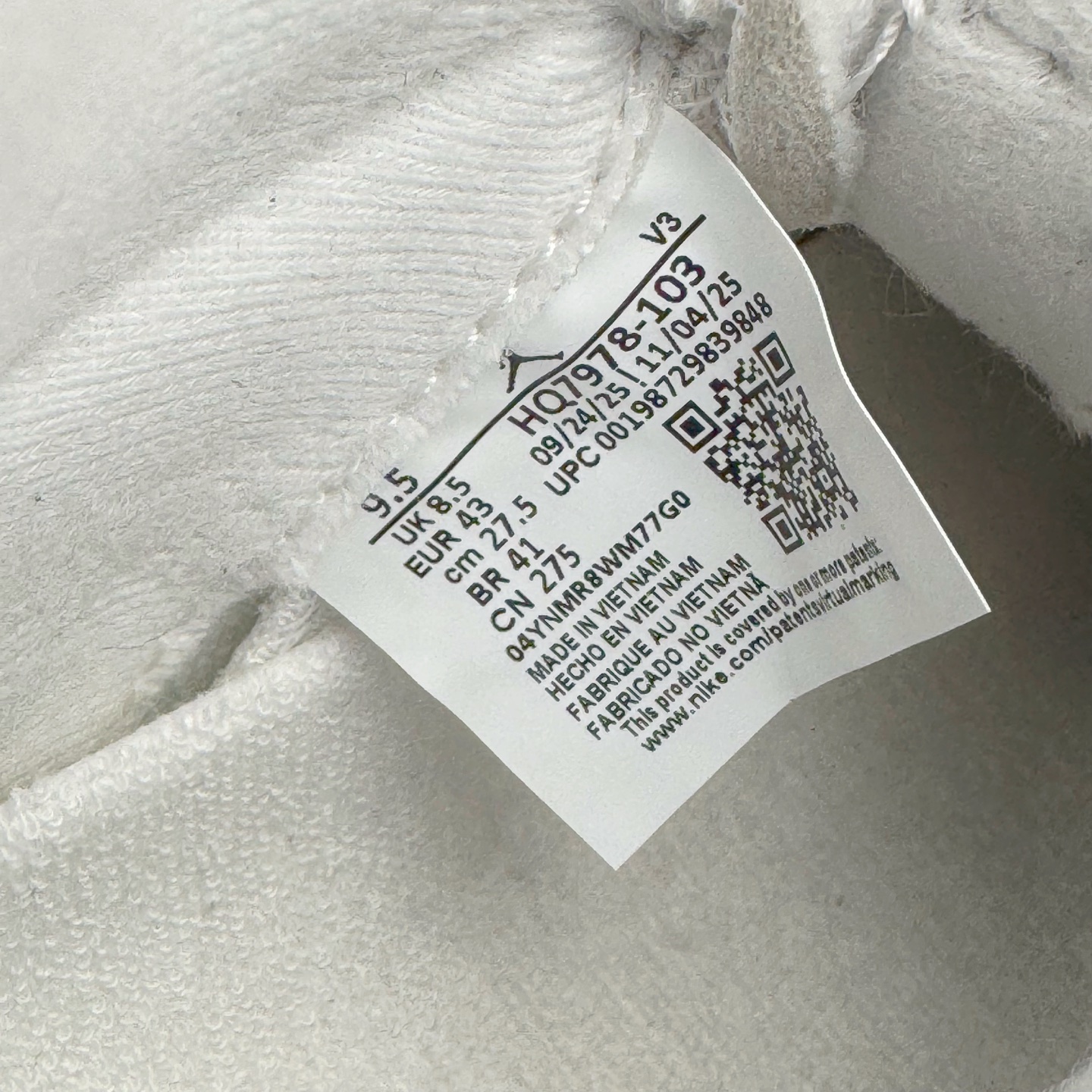 图片[14]-＃Ljr特供 Air Jordan AJ5 Retro 白银 HQ7978-103 全新改良批次 圈内最强倒钩系列 恪守真诚 承诺混一赔十 高端零售裸鞋圈特供批次 SZ原厂全套原楦原纸板冲刀磨具开发 原厂皮料加持 原厂港宝加持定型后跟R度完美 同源原厂电绣 飞翼针数密度立体效果一致 百分百一致原鞋 原厂拉帮工艺 针距密度一致 后跟弧度收口自然不对折 极致一眼正品既视感 进口玻璃冲刀皮料裁剪零毛边 全鞋电脑针车工艺 品控清洁度最高QC检验标准 免检产品 原厂订购鞋盒、鞋标、防尘纸、鞋撑、鞋带 追求极致的原厂味道 尺码：40.5 41 42 42.5 43 44 44.5 45 45.5 46 47.5 48.5-选品中心