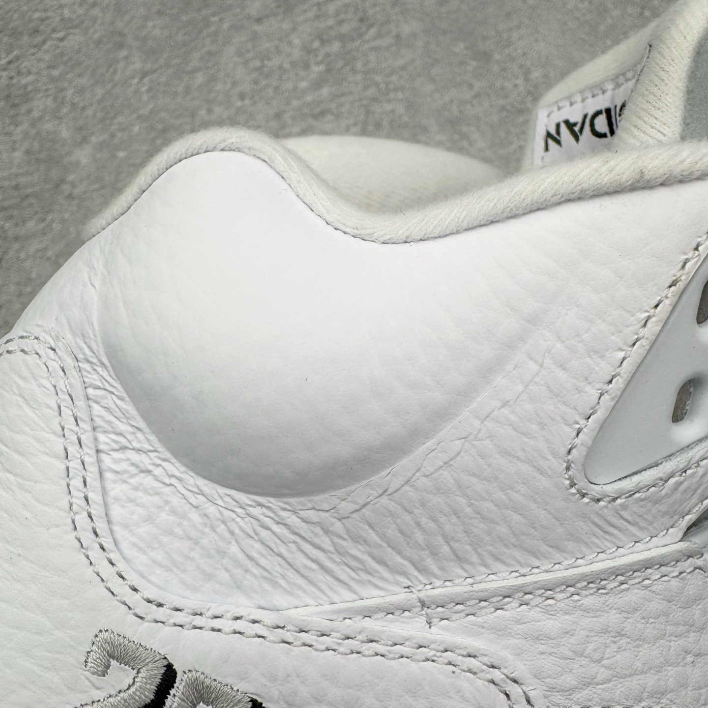 图片[19]-＃Ljr特供 Air Jordan AJ5 Retro 白银 HQ7978-103 全新改良批次 圈内最强倒钩系列 恪守真诚 承诺混一赔十 高端零售裸鞋圈特供批次 SZ原厂全套原楦原纸板冲刀磨具开发 原厂皮料加持 原厂港宝加持定型后跟R度完美 同源原厂电绣 飞翼针数密度立体效果一致 百分百一致原鞋 原厂拉帮工艺 针距密度一致 后跟弧度收口自然不对折 极致一眼正品既视感 进口玻璃冲刀皮料裁剪零毛边 全鞋电脑针车工艺 品控清洁度最高QC检验标准 免检产品 原厂订购鞋盒、鞋标、防尘纸、鞋撑、鞋带 追求极致的原厂味道 尺码：40.5 41 42 42.5 43 44 44.5 45 45.5 46 47.5 48.5-选品中心