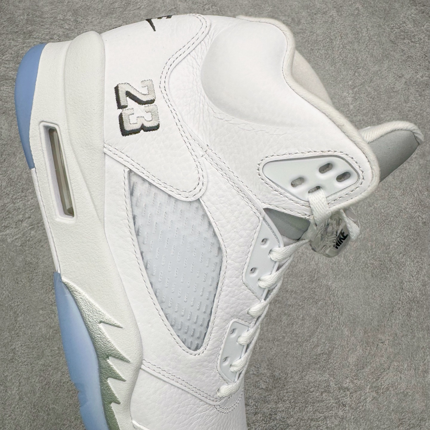 图片[6]-＃Ljr特供 Air Jordan AJ5 Retro 白银 HQ7978-103 全新改良批次 圈内最强倒钩系列 恪守真诚 承诺混一赔十 高端零售裸鞋圈特供批次 SZ原厂全套原楦原纸板冲刀磨具开发 原厂皮料加持 原厂港宝加持定型后跟R度完美 同源原厂电绣 飞翼针数密度立体效果一致 百分百一致原鞋 原厂拉帮工艺 针距密度一致 后跟弧度收口自然不对折 极致一眼正品既视感 进口玻璃冲刀皮料裁剪零毛边 全鞋电脑针车工艺 品控清洁度最高QC检验标准 免检产品 原厂订购鞋盒、鞋标、防尘纸、鞋撑、鞋带 追求极致的原厂味道 尺码：40.5 41 42 42.5 43 44 44.5 45 45.5 46 47.5 48.5-选品中心