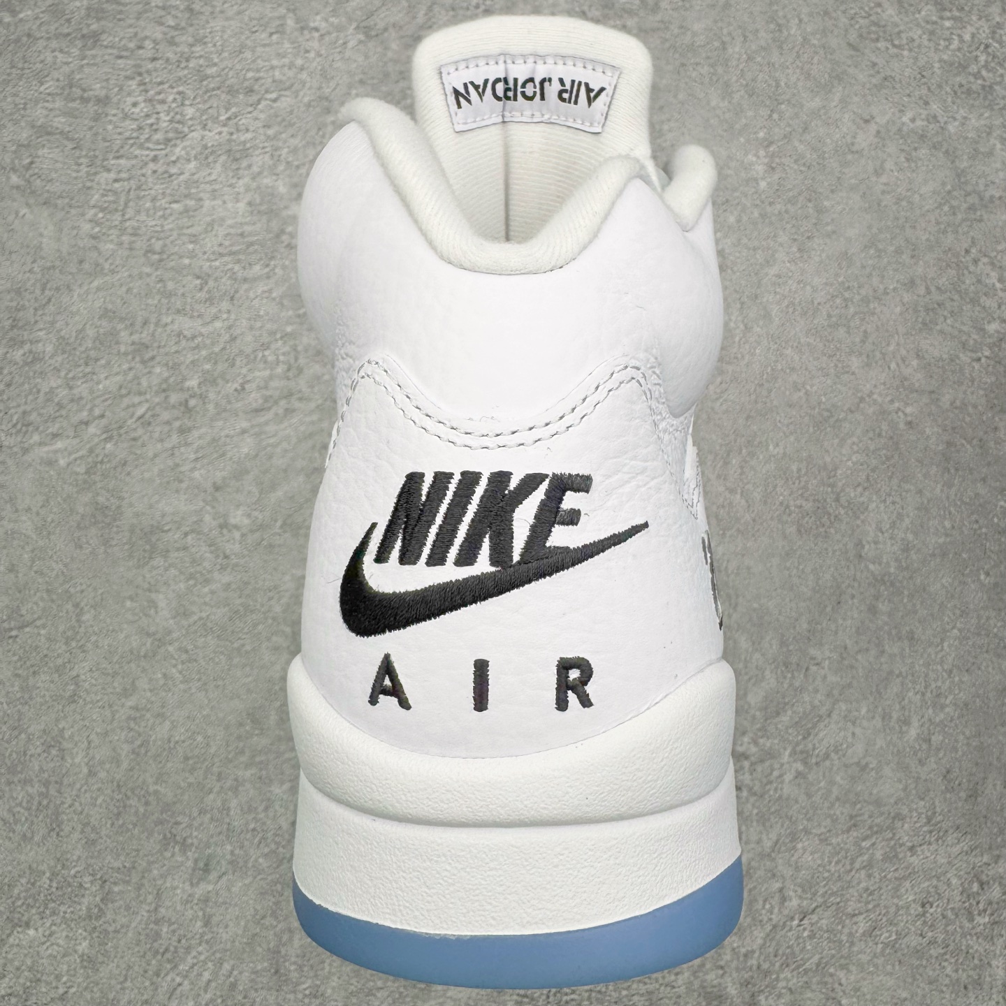 图片[8]-＃Ljr特供 Air Jordan AJ5 Retro 白银 HQ7978-103 全新改良批次 圈内最强倒钩系列 恪守真诚 承诺混一赔十 高端零售裸鞋圈特供批次 SZ原厂全套原楦原纸板冲刀磨具开发 原厂皮料加持 原厂港宝加持定型后跟R度完美 同源原厂电绣 飞翼针数密度立体效果一致 百分百一致原鞋 原厂拉帮工艺 针距密度一致 后跟弧度收口自然不对折 极致一眼正品既视感 进口玻璃冲刀皮料裁剪零毛边 全鞋电脑针车工艺 品控清洁度最高QC检验标准 免检产品 原厂订购鞋盒、鞋标、防尘纸、鞋撑、鞋带 追求极致的原厂味道 尺码：40.5 41 42 42.5 43 44 44.5 45 45.5 46 47.5 48.5-选品中心