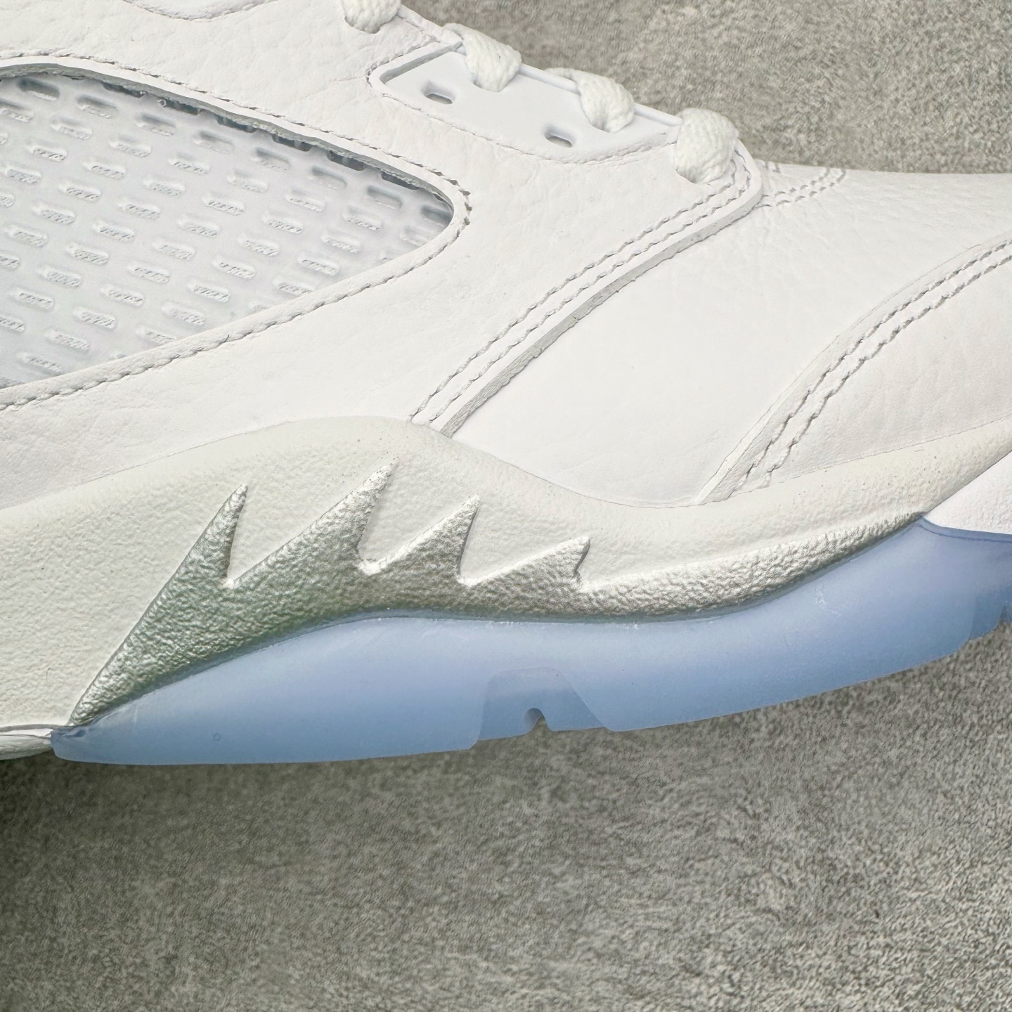 图片[21]-＃Ljr特供 Air Jordan AJ5 Retro 白银 HQ7978-103 全新改良批次 圈内最强倒钩系列 恪守真诚 承诺混一赔十 高端零售裸鞋圈特供批次 SZ原厂全套原楦原纸板冲刀磨具开发 原厂皮料加持 原厂港宝加持定型后跟R度完美 同源原厂电绣 飞翼针数密度立体效果一致 百分百一致原鞋 原厂拉帮工艺 针距密度一致 后跟弧度收口自然不对折 极致一眼正品既视感 进口玻璃冲刀皮料裁剪零毛边 全鞋电脑针车工艺 品控清洁度最高QC检验标准 免检产品 原厂订购鞋盒、鞋标、防尘纸、鞋撑、鞋带 追求极致的原厂味道 尺码：40.5 41 42 42.5 43 44 44.5 45 45.5 46 47.5 48.5-选品中心