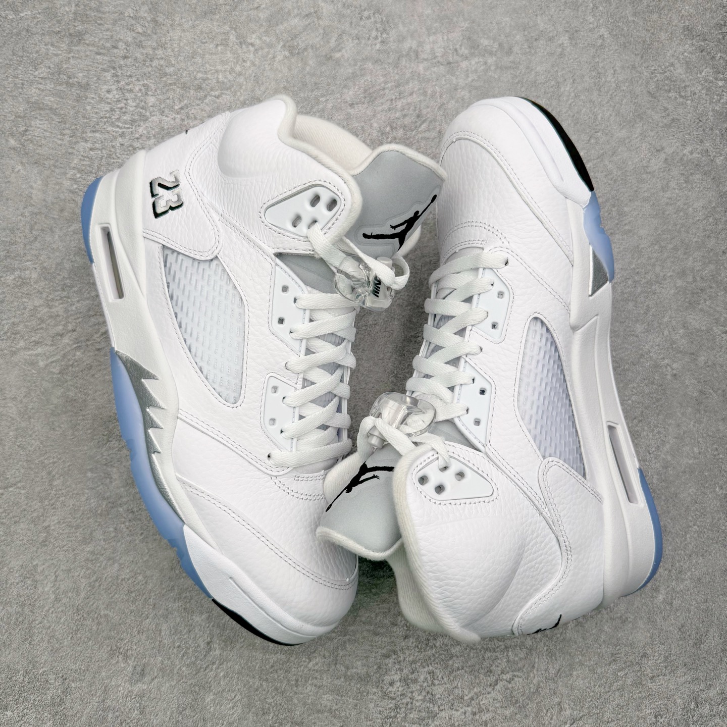 图片[3]-＃Ljr特供 Air Jordan AJ5 Retro 白银 HQ7978-103 全新改良批次 圈内最强倒钩系列 恪守真诚 承诺混一赔十 高端零售裸鞋圈特供批次 SZ原厂全套原楦原纸板冲刀磨具开发 原厂皮料加持 原厂港宝加持定型后跟R度完美 同源原厂电绣 飞翼针数密度立体效果一致 百分百一致原鞋 原厂拉帮工艺 针距密度一致 后跟弧度收口自然不对折 极致一眼正品既视感 进口玻璃冲刀皮料裁剪零毛边 全鞋电脑针车工艺 品控清洁度最高QC检验标准 免检产品 原厂订购鞋盒、鞋标、防尘纸、鞋撑、鞋带 追求极致的原厂味道 尺码：40.5 41 42 42.5 43 44 44.5 45 45.5 46 47.5 48.5-选品中心