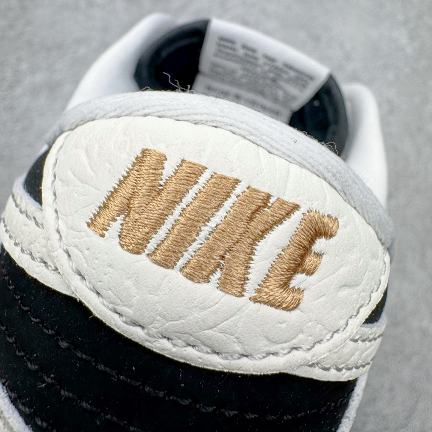 图片[15]-＃YC纯原 NK Dunk Low 马年限定 白黑浮雕 IF3944-001 实力大厂出品 新配色陆续开发 利润个位数只为口碑 全套原纸板楦头开发 确保原汁原味 完美呈现DUNK版型 一比一鞋头弧度高度鞋身弧度 此版本只针对中端市场 皮料材质有所更替 其他数据细节工艺流程均保持一致 绝不口嗨 细节品控鞋型随意对比 独家私模官方第六代原厂航空铝磨具打磨大底 鞋头坡度极致还原 无解鞋型 原盒原配 圈内天花板工艺 原厂玻璃冲刀 超高清洁度 全鞋零毛边皮料切割 原厂中底布点胶 中底布拉帮走线遵循公司 尺码：36 36.5 37.5 38 38.5 39 40 40.5 41 42 42.5 43 44 44.5 45 46-选品中心