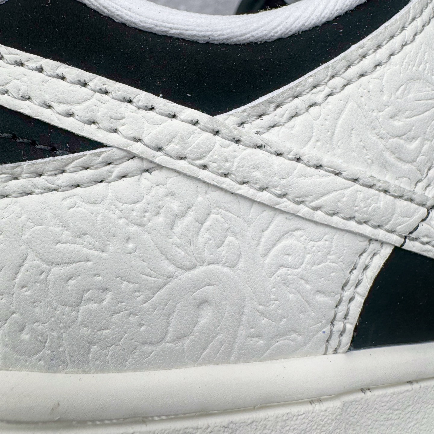 图片[16]-＃YC纯原 NK Dunk Low 马年限定 白黑浮雕 IF3944-001 实力大厂出品 新配色陆续开发 利润个位数只为口碑 全套原纸板楦头开发 确保原汁原味 完美呈现DUNK版型 一比一鞋头弧度高度鞋身弧度 此版本只针对中端市场 皮料材质有所更替 其他数据细节工艺流程均保持一致 绝不口嗨 细节品控鞋型随意对比 独家私模官方第六代原厂航空铝磨具打磨大底 鞋头坡度极致还原 无解鞋型 原盒原配 圈内天花板工艺 原厂玻璃冲刀 超高清洁度 全鞋零毛边皮料切割 原厂中底布点胶 中底布拉帮走线遵循公司 尺码：36 36.5 37.5 38 38.5 39 40 40.5 41 42 42.5 43 44 44.5 45 46-选品中心