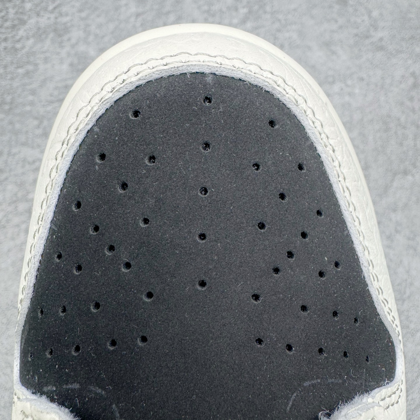 图片[14]-＃YC纯原 NK Dunk Low 马年限定 白黑浮雕 IF3944-001 实力大厂出品 新配色陆续开发 利润个位数只为口碑 全套原纸板楦头开发 确保原汁原味 完美呈现DUNK版型 一比一鞋头弧度高度鞋身弧度 此版本只针对中端市场 皮料材质有所更替 其他数据细节工艺流程均保持一致 绝不口嗨 细节品控鞋型随意对比 独家私模官方第六代原厂航空铝磨具打磨大底 鞋头坡度极致还原 无解鞋型 原盒原配 圈内天花板工艺 原厂玻璃冲刀 超高清洁度 全鞋零毛边皮料切割 原厂中底布点胶 中底布拉帮走线遵循公司 尺码：36 36.5 37.5 38 38.5 39 40 40.5 41 42 42.5 43 44 44.5 45 46-选品中心