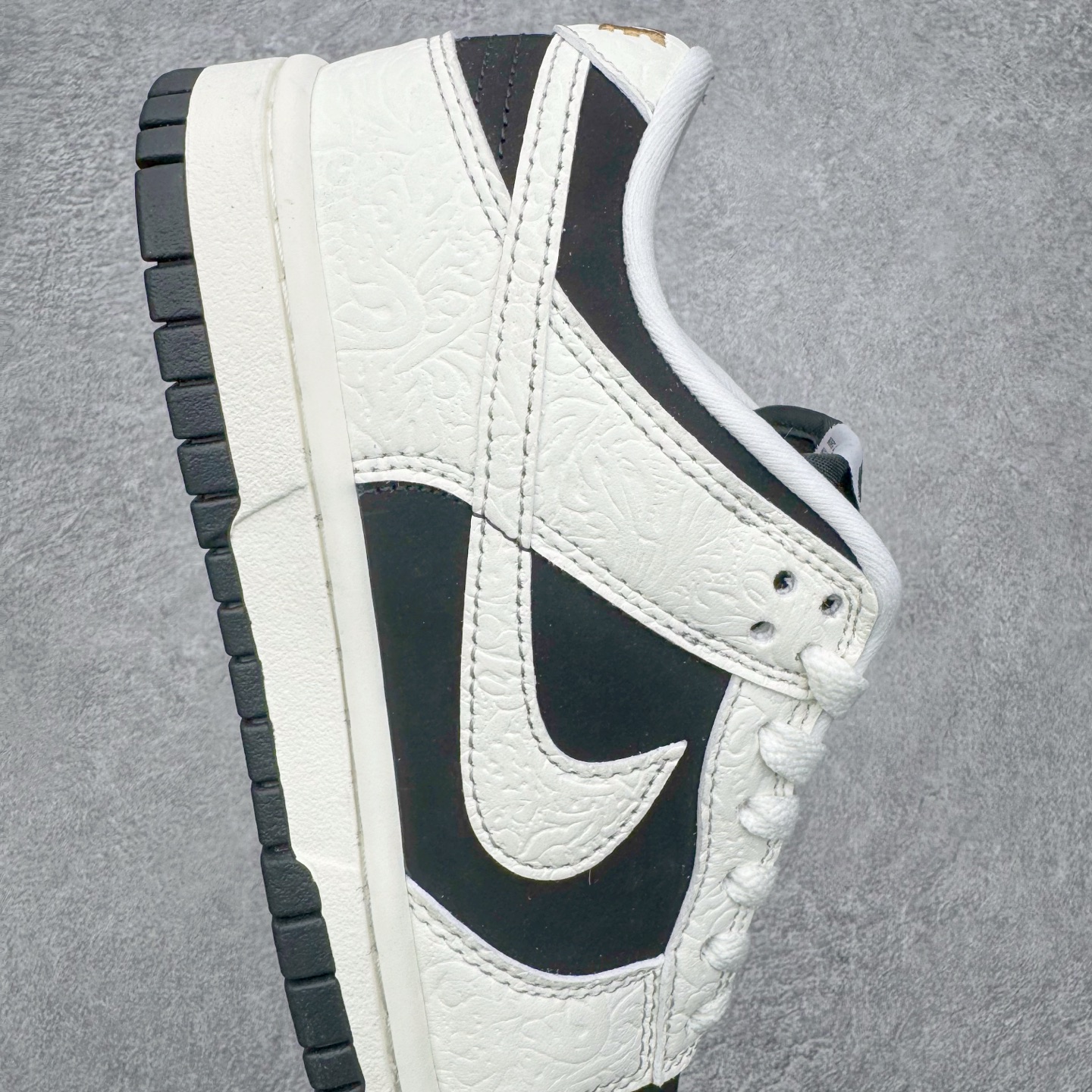 图片[6]-＃YC纯原 NK Dunk Low 马年限定 白黑浮雕 IF3944-001 实力大厂出品 新配色陆续开发 利润个位数只为口碑 全套原纸板楦头开发 确保原汁原味 完美呈现DUNK版型 一比一鞋头弧度高度鞋身弧度 此版本只针对中端市场 皮料材质有所更替 其他数据细节工艺流程均保持一致 绝不口嗨 细节品控鞋型随意对比 独家私模官方第六代原厂航空铝磨具打磨大底 鞋头坡度极致还原 无解鞋型 原盒原配 圈内天花板工艺 原厂玻璃冲刀 超高清洁度 全鞋零毛边皮料切割 原厂中底布点胶 中底布拉帮走线遵循公司 尺码：36 36.5 37.5 38 38.5 39 40 40.5 41 42 42.5 43 44 44.5 45 46-选品中心