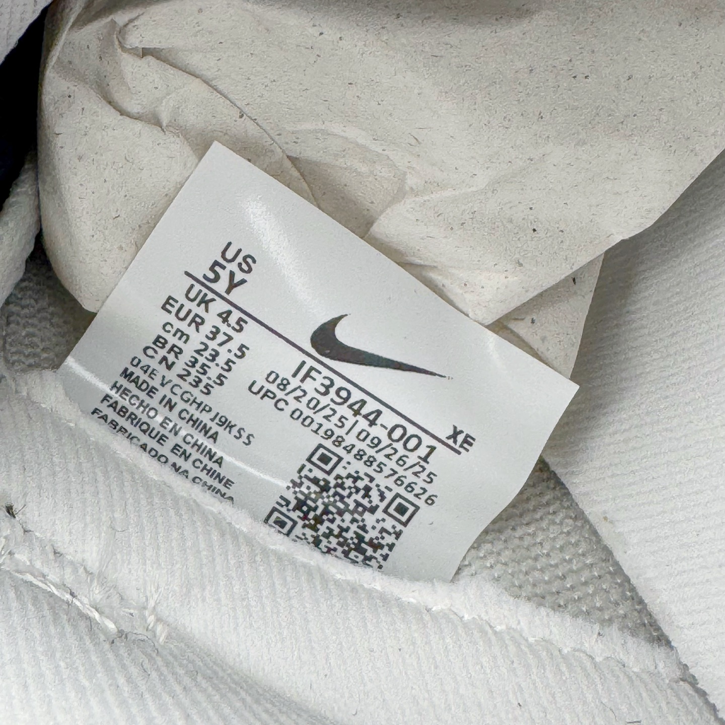 图片[12]-＃YC纯原 NK Dunk Low 马年限定 白黑浮雕 IF3944-001 实力大厂出品 新配色陆续开发 利润个位数只为口碑 全套原纸板楦头开发 确保原汁原味 完美呈现DUNK版型 一比一鞋头弧度高度鞋身弧度 此版本只针对中端市场 皮料材质有所更替 其他数据细节工艺流程均保持一致 绝不口嗨 细节品控鞋型随意对比 独家私模官方第六代原厂航空铝磨具打磨大底 鞋头坡度极致还原 无解鞋型 原盒原配 圈内天花板工艺 原厂玻璃冲刀 超高清洁度 全鞋零毛边皮料切割 原厂中底布点胶 中底布拉帮走线遵循公司 尺码：36 36.5 37.5 38 38.5 39 40 40.5 41 42 42.5 43 44 44.5 45 46-选品中心