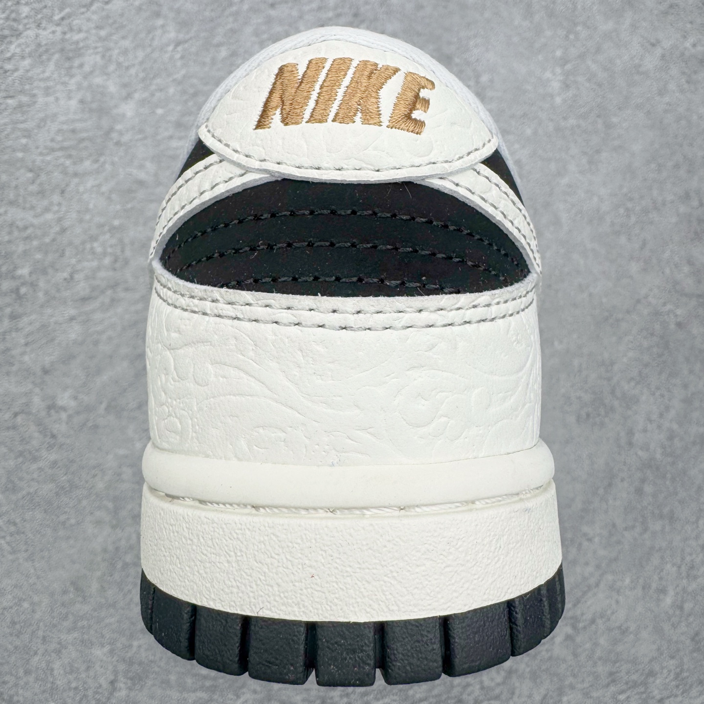 图片[8]-＃YC纯原 NK Dunk Low 马年限定 白黑浮雕 IF3944-001 实力大厂出品 新配色陆续开发 利润个位数只为口碑 全套原纸板楦头开发 确保原汁原味 完美呈现DUNK版型 一比一鞋头弧度高度鞋身弧度 此版本只针对中端市场 皮料材质有所更替 其他数据细节工艺流程均保持一致 绝不口嗨 细节品控鞋型随意对比 独家私模官方第六代原厂航空铝磨具打磨大底 鞋头坡度极致还原 无解鞋型 原盒原配 圈内天花板工艺 原厂玻璃冲刀 超高清洁度 全鞋零毛边皮料切割 原厂中底布点胶 中底布拉帮走线遵循公司 尺码：36 36.5 37.5 38 38.5 39 40 40.5 41 42 42.5 43 44 44.5 45 46-选品中心