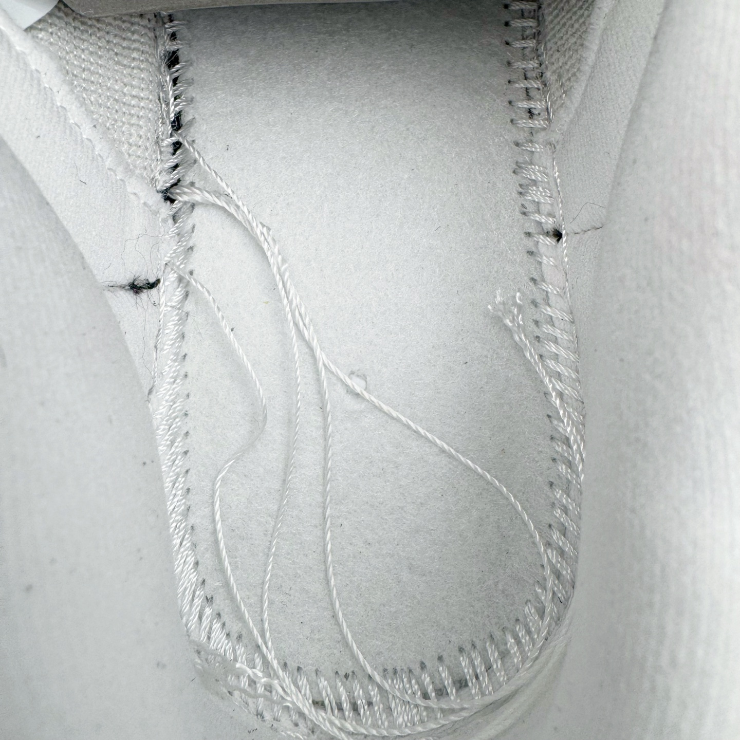 图片[11]-＃YC纯原 NK Dunk Low 马年限定 白黑浮雕 IF3944-001 实力大厂出品 新配色陆续开发 利润个位数只为口碑 全套原纸板楦头开发 确保原汁原味 完美呈现DUNK版型 一比一鞋头弧度高度鞋身弧度 此版本只针对中端市场 皮料材质有所更替 其他数据细节工艺流程均保持一致 绝不口嗨 细节品控鞋型随意对比 独家私模官方第六代原厂航空铝磨具打磨大底 鞋头坡度极致还原 无解鞋型 原盒原配 圈内天花板工艺 原厂玻璃冲刀 超高清洁度 全鞋零毛边皮料切割 原厂中底布点胶 中底布拉帮走线遵循公司 尺码：36 36.5 37.5 38 38.5 39 40 40.5 41 42 42.5 43 44 44.5 45 46-选品中心