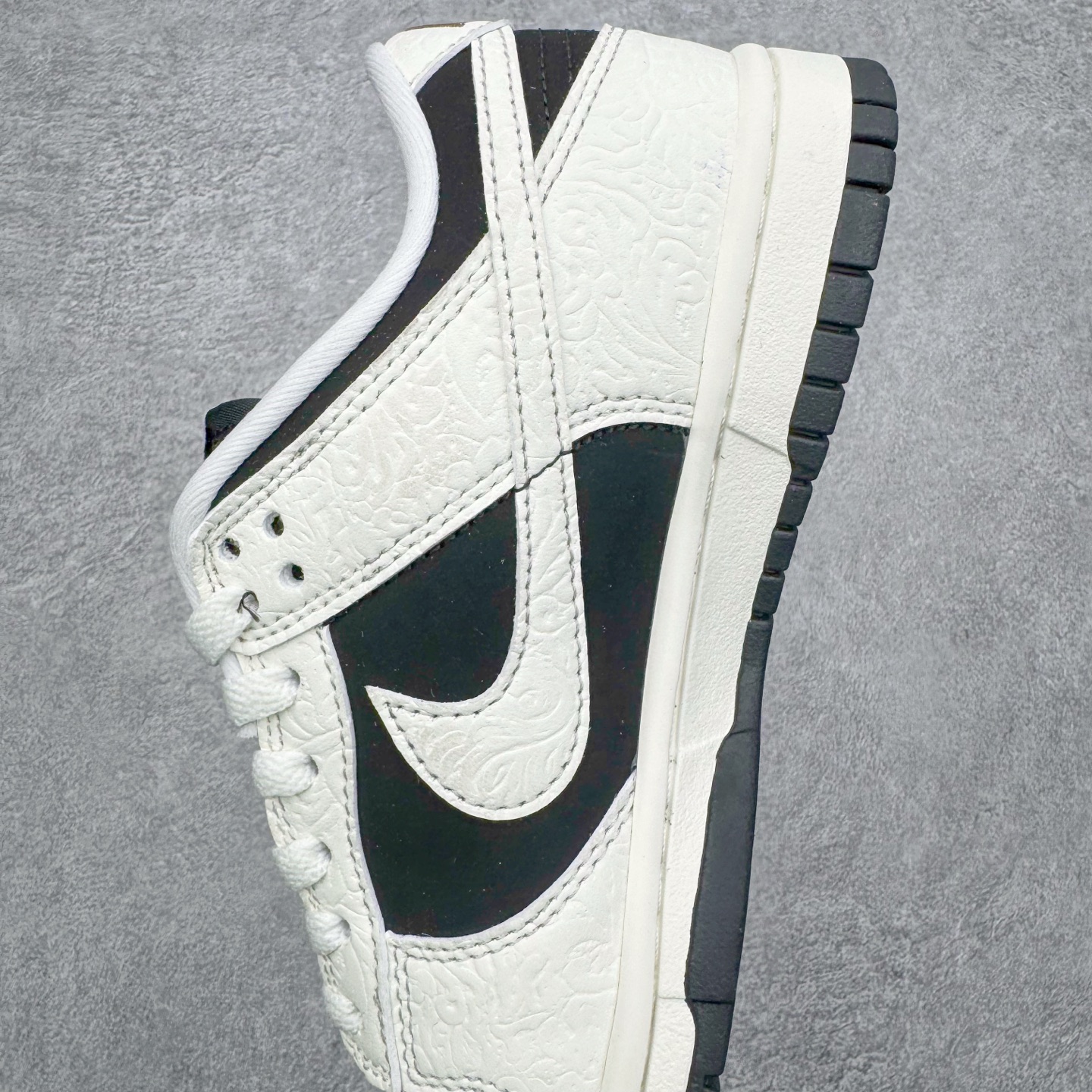 图片[7]-＃YC纯原 NK Dunk Low 马年限定 白黑浮雕 IF3944-001 实力大厂出品 新配色陆续开发 利润个位数只为口碑 全套原纸板楦头开发 确保原汁原味 完美呈现DUNK版型 一比一鞋头弧度高度鞋身弧度 此版本只针对中端市场 皮料材质有所更替 其他数据细节工艺流程均保持一致 绝不口嗨 细节品控鞋型随意对比 独家私模官方第六代原厂航空铝磨具打磨大底 鞋头坡度极致还原 无解鞋型 原盒原配 圈内天花板工艺 原厂玻璃冲刀 超高清洁度 全鞋零毛边皮料切割 原厂中底布点胶 中底布拉帮走线遵循公司 尺码：36 36.5 37.5 38 38.5 39 40 40.5 41 42 42.5 43 44 44.5 45 46-选品中心