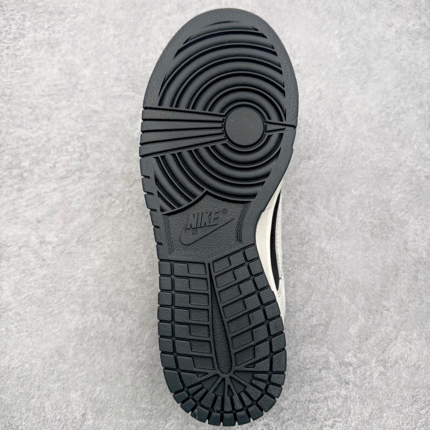 图片[9]-＃YC纯原 NK Dunk Low 马年限定 白黑浮雕 IF3944-001 实力大厂出品 新配色陆续开发 利润个位数只为口碑 全套原纸板楦头开发 确保原汁原味 完美呈现DUNK版型 一比一鞋头弧度高度鞋身弧度 此版本只针对中端市场 皮料材质有所更替 其他数据细节工艺流程均保持一致 绝不口嗨 细节品控鞋型随意对比 独家私模官方第六代原厂航空铝磨具打磨大底 鞋头坡度极致还原 无解鞋型 原盒原配 圈内天花板工艺 原厂玻璃冲刀 超高清洁度 全鞋零毛边皮料切割 原厂中底布点胶 中底布拉帮走线遵循公司 尺码：36 36.5 37.5 38 38.5 39 40 40.5 41 42 42.5 43 44 44.5 45 46-选品中心