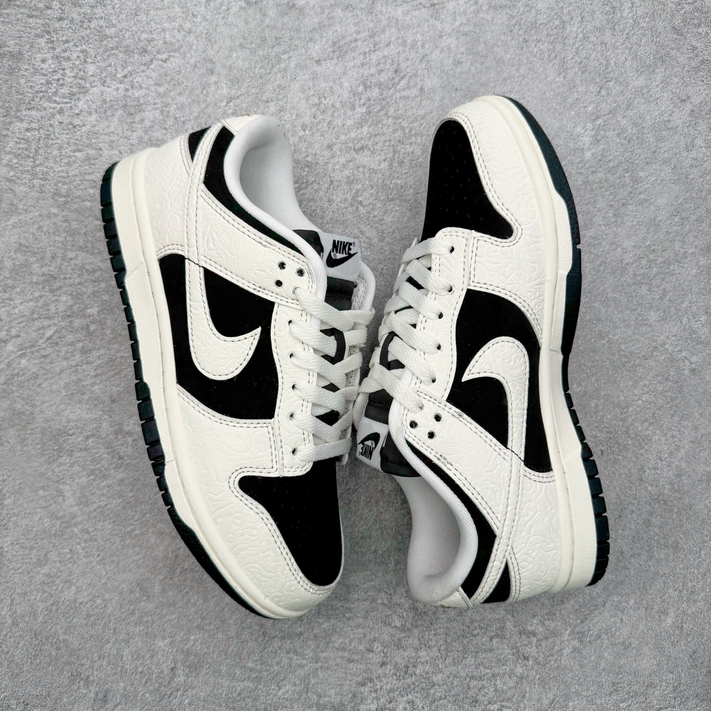 图片[3]-＃YC纯原 NK Dunk Low 马年限定 白黑浮雕 IF3944-001 实力大厂出品 新配色陆续开发 利润个位数只为口碑 全套原纸板楦头开发 确保原汁原味 完美呈现DUNK版型 一比一鞋头弧度高度鞋身弧度 此版本只针对中端市场 皮料材质有所更替 其他数据细节工艺流程均保持一致 绝不口嗨 细节品控鞋型随意对比 独家私模官方第六代原厂航空铝磨具打磨大底 鞋头坡度极致还原 无解鞋型 原盒原配 圈内天花板工艺 原厂玻璃冲刀 超高清洁度 全鞋零毛边皮料切割 原厂中底布点胶 中底布拉帮走线遵循公司 尺码：36 36.5 37.5 38 38.5 39 40 40.5 41 42 42.5 43 44 44.5 45 46-选品中心