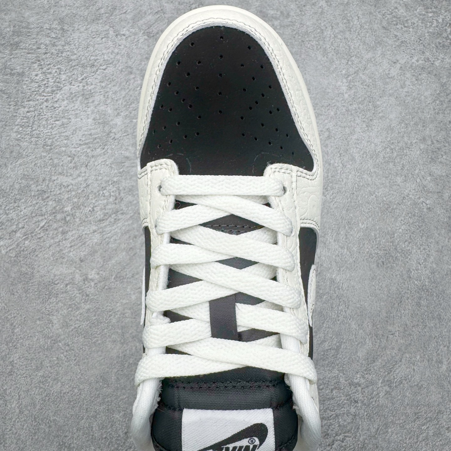 图片[4]-＃YC纯原 NK Dunk Low 马年限定 白黑浮雕 IF3944-001 实力大厂出品 新配色陆续开发 利润个位数只为口碑 全套原纸板楦头开发 确保原汁原味 完美呈现DUNK版型 一比一鞋头弧度高度鞋身弧度 此版本只针对中端市场 皮料材质有所更替 其他数据细节工艺流程均保持一致 绝不口嗨 细节品控鞋型随意对比 独家私模官方第六代原厂航空铝磨具打磨大底 鞋头坡度极致还原 无解鞋型 原盒原配 圈内天花板工艺 原厂玻璃冲刀 超高清洁度 全鞋零毛边皮料切割 原厂中底布点胶 中底布拉帮走线遵循公司 尺码：36 36.5 37.5 38 38.5 39 40 40.5 41 42 42.5 43 44 44.5 45 46-选品中心