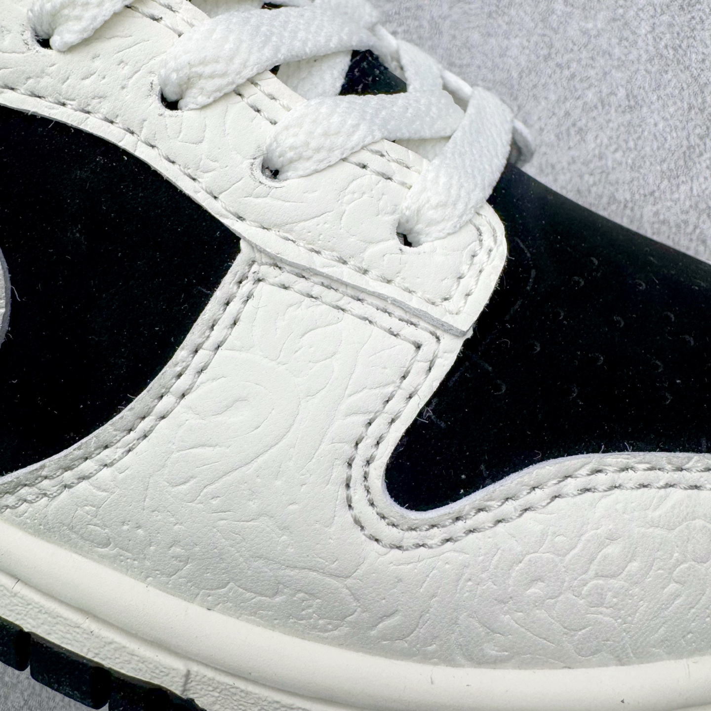 图片[18]-＃YC纯原 NK Dunk Low 马年限定 白黑浮雕 IF3944-001 实力大厂出品 新配色陆续开发 利润个位数只为口碑 全套原纸板楦头开发 确保原汁原味 完美呈现DUNK版型 一比一鞋头弧度高度鞋身弧度 此版本只针对中端市场 皮料材质有所更替 其他数据细节工艺流程均保持一致 绝不口嗨 细节品控鞋型随意对比 独家私模官方第六代原厂航空铝磨具打磨大底 鞋头坡度极致还原 无解鞋型 原盒原配 圈内天花板工艺 原厂玻璃冲刀 超高清洁度 全鞋零毛边皮料切割 原厂中底布点胶 中底布拉帮走线遵循公司 尺码：36 36.5 37.5 38 38.5 39 40 40.5 41 42 42.5 43 44 44.5 45 46-选品中心