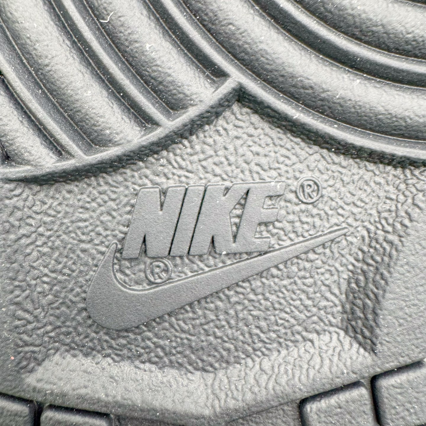 图片[19]-＃YC纯原 NK Dunk Low 马年限定 白黑浮雕 IF3944-001 实力大厂出品 新配色陆续开发 利润个位数只为口碑 全套原纸板楦头开发 确保原汁原味 完美呈现DUNK版型 一比一鞋头弧度高度鞋身弧度 此版本只针对中端市场 皮料材质有所更替 其他数据细节工艺流程均保持一致 绝不口嗨 细节品控鞋型随意对比 独家私模官方第六代原厂航空铝磨具打磨大底 鞋头坡度极致还原 无解鞋型 原盒原配 圈内天花板工艺 原厂玻璃冲刀 超高清洁度 全鞋零毛边皮料切割 原厂中底布点胶 中底布拉帮走线遵循公司 尺码：36 36.5 37.5 38 38.5 39 40 40.5 41 42 42.5 43 44 44.5 45 46-选品中心