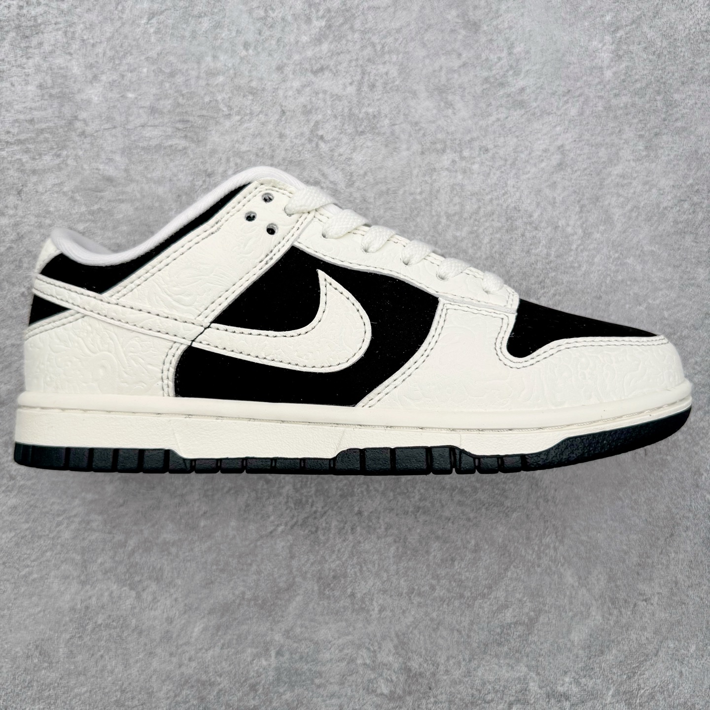 ＃YC纯原 NK Dunk Low 马年限定 白黑浮雕 IF3944-001 实力大厂出品 新配色陆续开发 利润个位数只为口碑 全套原纸板楦头开发 确保原汁原味 完美呈现DUNK版型 一比一鞋头弧度高度鞋身弧度 此版本只针对中端市场 皮料材质有所更替 其他数据细节工艺流程均保持一致 绝不口嗨 细节品控鞋型随意对比 独家私模官方第六代原厂航空铝磨具打磨大底 鞋头坡度极致还原 无解鞋型 原盒原配 圈内天花板工艺 原厂玻璃冲刀 超高清洁度 全鞋零毛边皮料切割 原厂中底布点胶 中底布拉帮走线遵循公司 尺码：36 36.5 37.5 38 38.5 39 40 40.5 41 42 42.5 43 44 44.5 45 46-选品中心