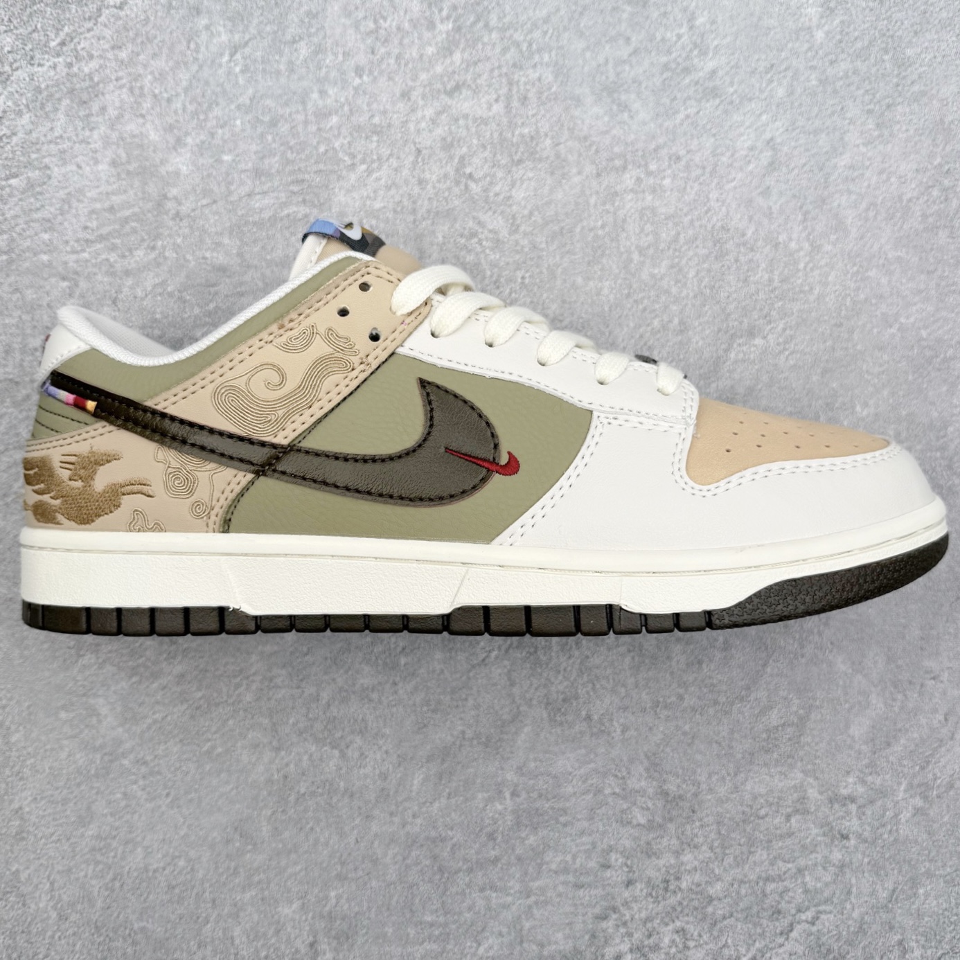 NK Dunk Pegasus Pack 马年限定CNY新年款脱缰系列 舒适贴合低帮板鞋 米褐色 IQ1118-220 这次官方选择从中国古代图腾中汲取灵感，以天马作为主设计元素。可以看到鞋身有大量的细腻刺绣，来表达这一主题。包括鞋舌、鞋垫等各处也都填满了特殊细节，彰显 CNY 的特殊规格。甚至鞋带前端也都是为此次专门设计的造型，带来浓郁的生肖氛围。实力大厂出品 新配色陆续开发 利润个位数只为口碑 全套原纸板楦头开发 确保原汁原味 完美呈现DUNK版型 一比一鞋头弧度高度鞋身弧度 此版本只针对中端市场 皮料材质有所更替 其他数据细节工艺流程均保持一致 绝不口嗨 细节品控鞋型随意对比 独家私模官方第六代原厂航空铝磨具打磨大底 鞋头坡度极致还原 无解鞋型 原盒原配 圈内天花板工艺 原厂玻璃冲刀 超高清洁度 全鞋零毛边皮料切割 原厂中底布点胶 中底布拉帮走线遵循公司 尺码：36 36.5 37.5 38 38.5 39 40 40.5 41 42 42.5 43 44 44.5 45 46-选品中心