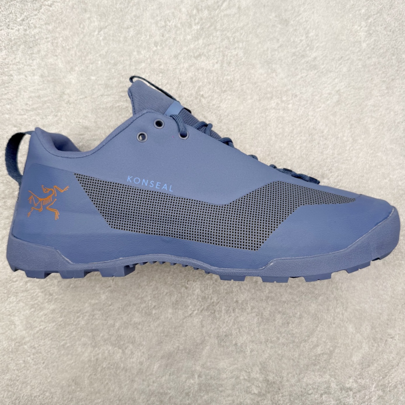 Arcteryx始祖鸟 Konseal 舒适简约百搭 防滑登山徒步鞋 Arcteryx中文名始祖鸟 加拿大户外服饰品牌 1989年创立于加拿大温哥华 始祖鸟来自加拿大海岸山脉 植根高山的专业户外品牌 始终秉承对精湛设计和工艺孜孜以求的准则 从1989年创立至今 Arcteryx始终不断在产品设计与做工上不惜工本 以满足始祖鸟的标准 品质、设计以及精简的理念造就了其良好的性能 并能满足严苛环境下的使用需求 尺码：39 40 41 42 43 44 45-选品中心