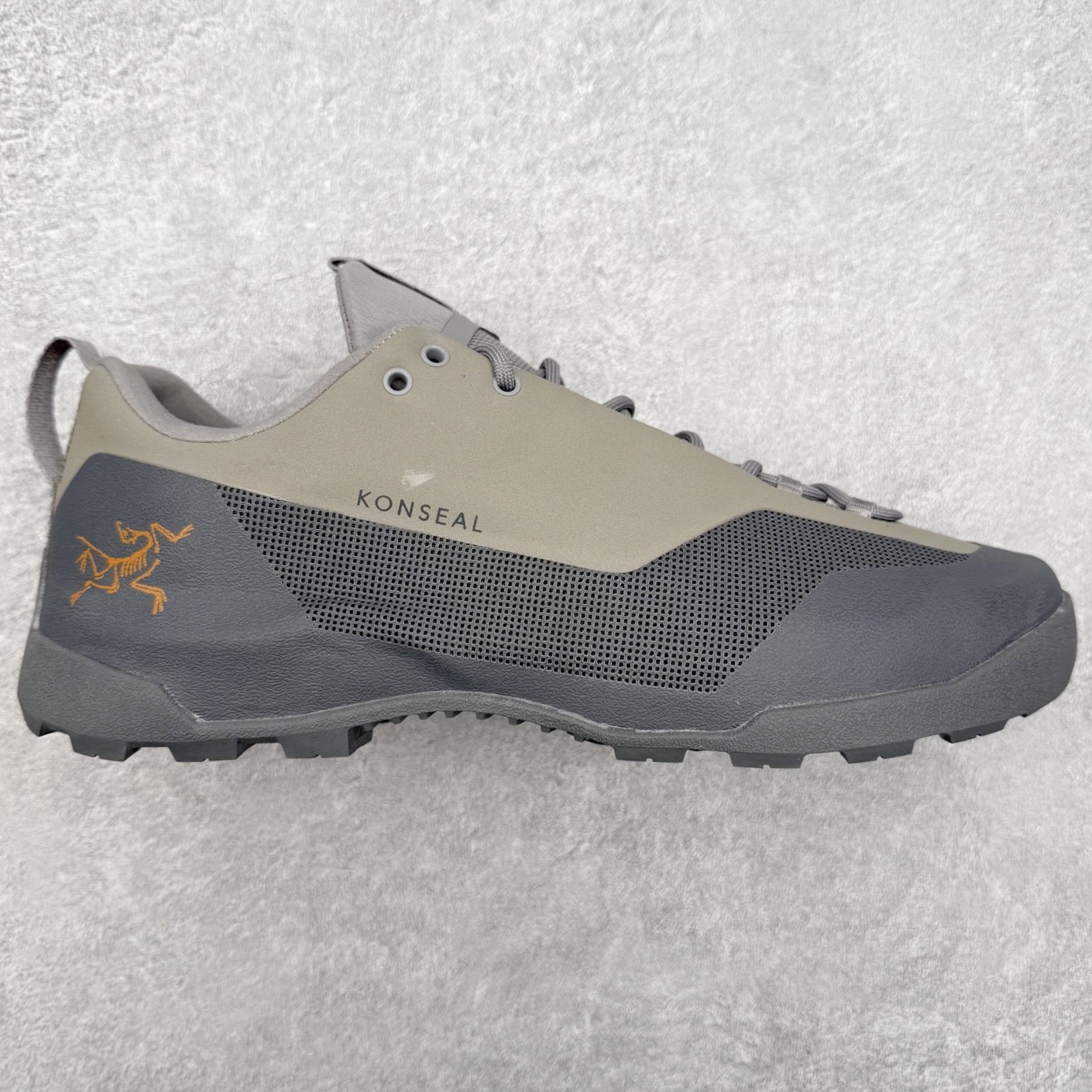 Arcteryx始祖鸟 Konseal 舒适简约百搭 防滑登山徒步鞋 Arcteryx中文名始祖鸟 加拿大户外服饰品牌 1989年创立于加拿大温哥华 始祖鸟来自加拿大海岸山脉 植根高山的专业户外品牌 始终秉承对精湛设计和工艺孜孜以求的准则 从1989年创立至今 Arcteryx始终不断在产品设计与做工上不惜工本 以满足始祖鸟的标准 品质、设计以及精简的理念造就了其良好的性能 并能满足严苛环境下的使用需求 尺码：39 40 41 42 43 44 45-选品中心