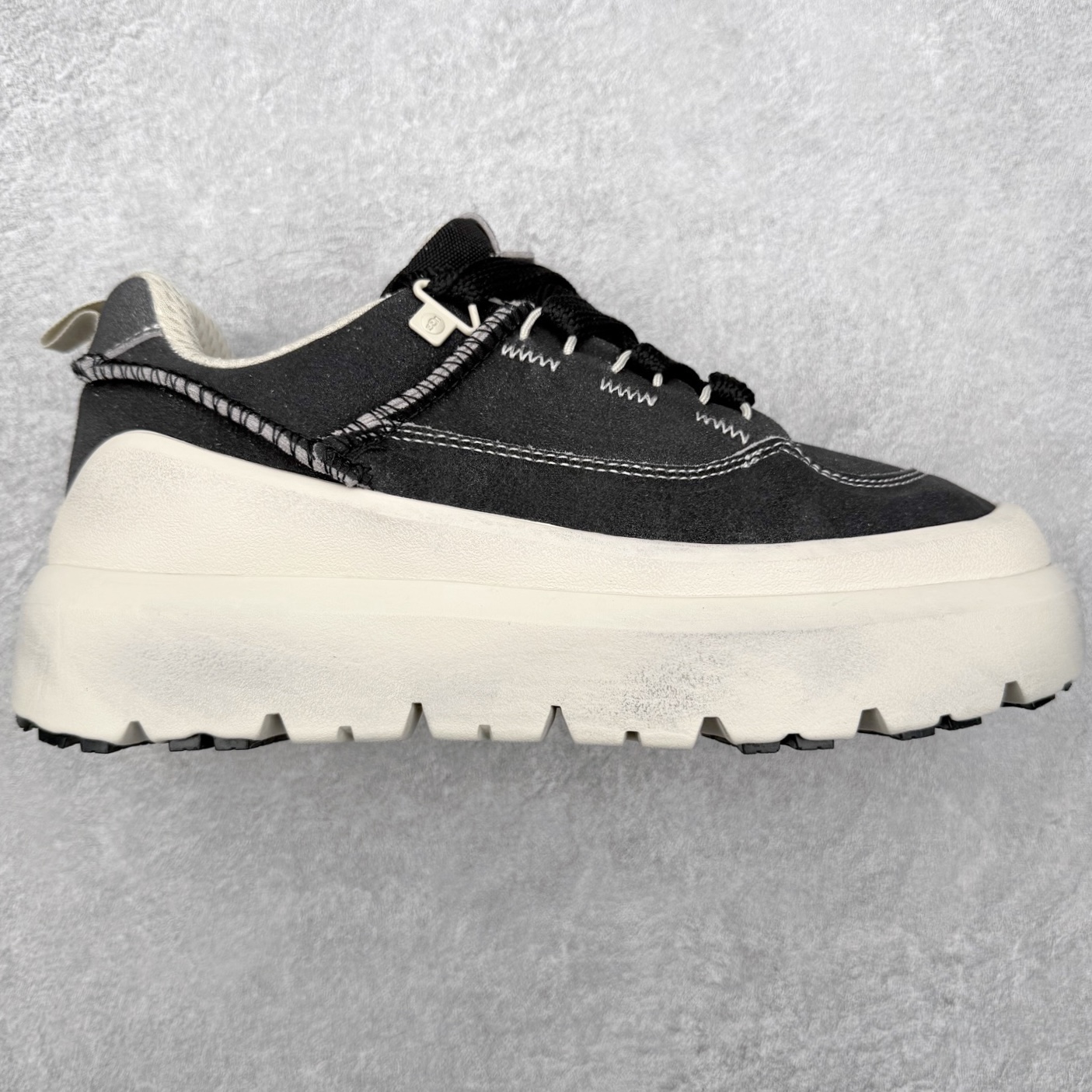 UGG 4994 秋冬羊皮毛一体雪地靴 全鞋采用ZP同厂 隆丰A级澳洲进口羊皮毛一体 品牌代工厂生产线 完全遵循ZP工艺流程 代工厂原厂版师 秉承无原鞋不开发选择 注重每一处细节 市面最正版型 TREADLITE\\\”轻翼\\\”科技外底 轻便/耐用/柔韧/桩型【售后郑重承诺】一个月内若出现重大脱胶/断底等质量问题 直接为您换新！尺码：35 36 37 38 39 40 41 42 43 44 45-选品中心