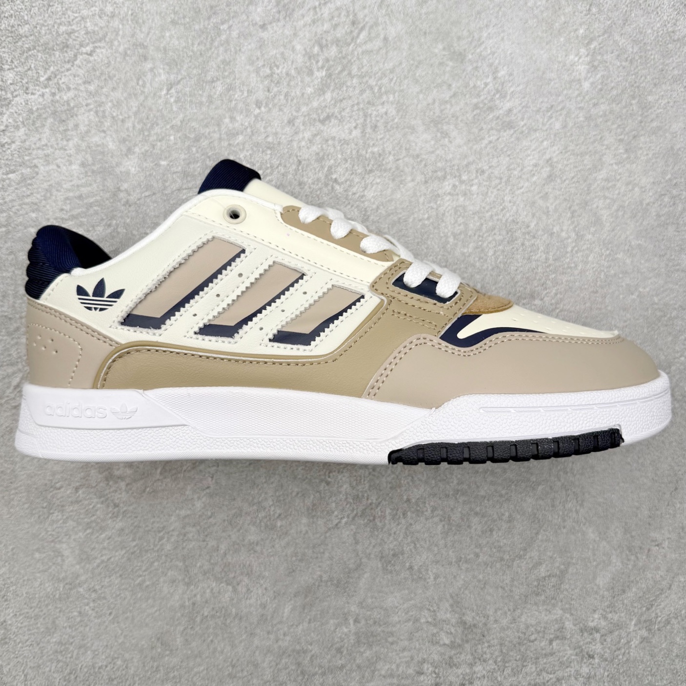 AD Originals 2020 DROP STEP XL三叶草新款 低帮校园休闲运动板鞋 汇聚80和90年代篮球鞋设计含纹理感皮革和绒面革混合鞋面 缀撞色细节 造型复古 搭配加衬及踝鞋领和乙烯乙酸乙烯酯(EVA)插片 脚感舒适 让复古篮球风伴你出 尺码：36 36²/₃ 37¹/₃ 38 38²/₃ 39¹/₃ 40 40²/₃ 41¹/₃ 42 42²/₃ 43¹/₃ 44 44²/₃ 45¹/₃-选品中心