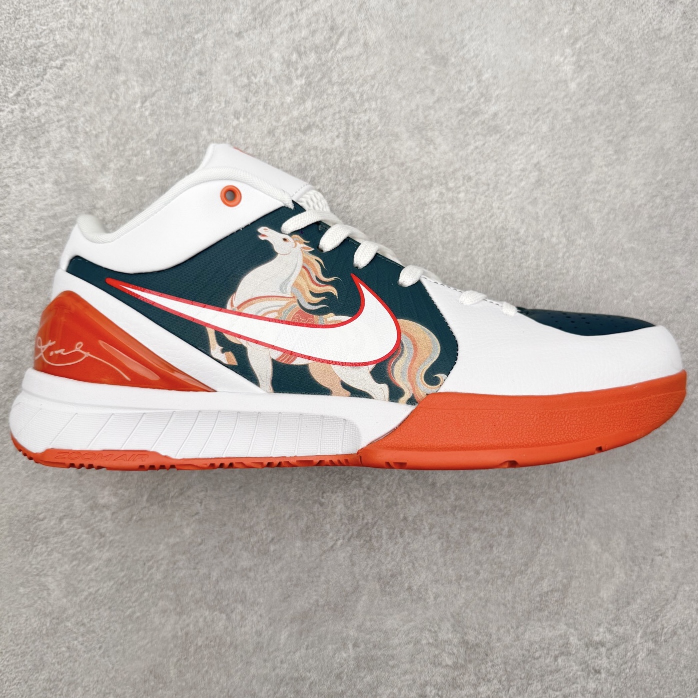 NK Zoom Kobe 4 Protro 科比四代实战篮球鞋 马年定制CYN配色 Eric Avar 这一次在设计中将轻盈发挥到了极致 鞋面采用了更加轻盈、更加强韧的创新的Flywire 2.0技术 球鞋重量更加轻质 重量仅为10.6盎司 内靴设计也使得穿着更加舒适 中底的配置则依日是可靠的zoom气垫和碳板的搭配 外底有个小细节令人十分喜欢 将纹路做成了心电图状 寓意科比对于篮球的喜爱 尺码：40 40.5 41 42 42.5 43 44 44.5 45 46-选品中心