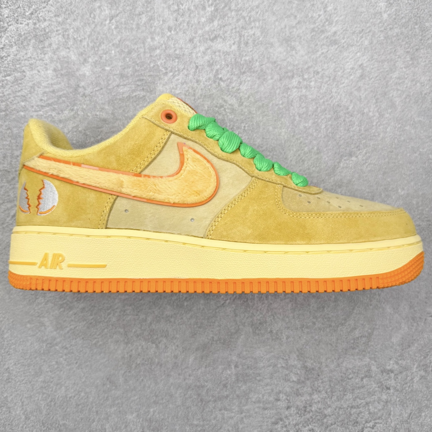 ＃XT纯原 NK Air Force 1 Low 空军一号时尚舒适防滑耐磨低帮板鞋 IU7612-700 顶级批次 2022全新楦头鞋型 鱼鳞大底 历时开发三个月 清洁度完美 二维码鞋标 内置芯片及solo气垫 大底高度及其弧度依照正品 钢印 logo刺绣 鞋口弧度 鞋头长度 鞋面冲孔 鞋垫背胶及钢印 完美鞋型对比正品 每一处都是细节满满 柔软、弹性十足的缓震性能和出色的中底设计 横跨复古与现代的外型结合 造就出风靡全球 三十多年的Force 1 直到今天还深受青睐 实拍调校N版已经零色差零失真 百分百还原实物色彩所见即所得 不存在货不对板色差等低级问题 选购参考实物拍摄 不混卖不参货 只用心做好货严格选品 承诺混一赔十 尺码：36 36.5 37.5 38 38.5 39 40 40.5 41 42 42.5 43 44 44.5 45-选品中心