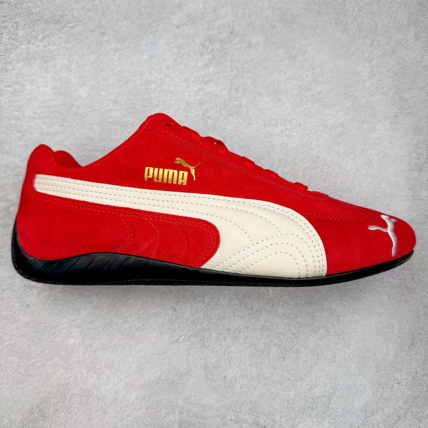 图片[7]-＃CS纯原 PUMA Speedca OG 彪马极速赛车系列低帮德训风拼接复古百搭休闲运动赛车鞋 鞋款从80、90年代赛车手所穿的防火赛车鞋为原型，鞋身线条模仿了赛车的流线廓形，体现了空气动力学原理的结构。简约流畅的外观，恰好又和贯穿其中的Formstrip Logo融合恰到好处，视觉上细节丰富且协调。本次Speedcat OG鞋款归来，最大看点自然式保留了窄版鞋型以及薄底构造。这两年各品牌鞋底越做越厚，Speedcat反其道而行之，上脚几乎无鞋底的效果带来耳目一新的视觉体验。鞋面依旧是以质感细腻的麂皮材质打造，并且大面积近乎全包裹的使用，复古味道也愈发浓烈。配色上更是将最原始的黑色和红色带回，向F1赛车队的标志性队服致敬。相信让各位一眼种草的更多是出挑的大红色，上脚即可瞬间点亮整体造型，在以球鞋为核心的OOTD中脱颖而出。而另一款黑色则是低调的万金油，彰显新潮个性的同时又不喧宾夺主，也是热爱简约系穿搭朋友的首选。 尺码：35.5 36 37 37.5 38 38.5 39 40 40.5 41 42 42.5 43 44 44.5 45-选品中心