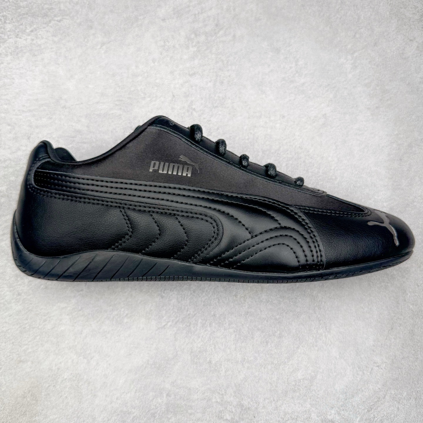 图片[5]-＃CS纯原 PUMA Speedca OG 彪马极速赛车系列低帮德训风拼接复古百搭休闲运动赛车鞋 鞋款从80、90年代赛车手所穿的防火赛车鞋为原型，鞋身线条模仿了赛车的流线廓形，体现了空气动力学原理的结构。简约流畅的外观，恰好又和贯穿其中的Formstrip Logo融合恰到好处，视觉上细节丰富且协调。本次Speedcat OG鞋款归来，最大看点自然式保留了窄版鞋型以及薄底构造。这两年各品牌鞋底越做越厚，Speedcat反其道而行之，上脚几乎无鞋底的效果带来耳目一新的视觉体验。鞋面依旧是以质感细腻的麂皮材质打造，并且大面积近乎全包裹的使用，复古味道也愈发浓烈。配色上更是将最原始的黑色和红色带回，向F1赛车队的标志性队服致敬。相信让各位一眼种草的更多是出挑的大红色，上脚即可瞬间点亮整体造型，在以球鞋为核心的OOTD中脱颖而出。而另一款黑色则是低调的万金油，彰显新潮个性的同时又不喧宾夺主，也是热爱简约系穿搭朋友的首选。 尺码：35.5 36 37 37.5 38 38.5 39 40 40.5 41 42 42.5 43 44 44.5 45-选品中心