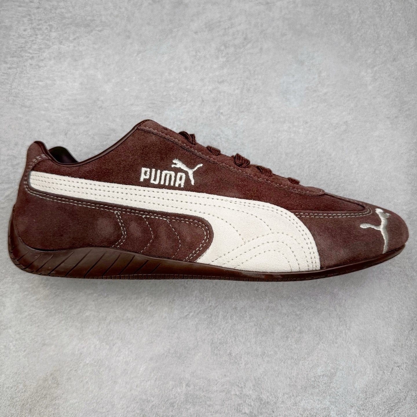 图片[6]-＃CS纯原 PUMA Speedca OG 彪马极速赛车系列低帮德训风拼接复古百搭休闲运动赛车鞋 鞋款从80、90年代赛车手所穿的防火赛车鞋为原型，鞋身线条模仿了赛车的流线廓形，体现了空气动力学原理的结构。简约流畅的外观，恰好又和贯穿其中的Formstrip Logo融合恰到好处，视觉上细节丰富且协调。本次Speedcat OG鞋款归来，最大看点自然式保留了窄版鞋型以及薄底构造。这两年各品牌鞋底越做越厚，Speedcat反其道而行之，上脚几乎无鞋底的效果带来耳目一新的视觉体验。鞋面依旧是以质感细腻的麂皮材质打造，并且大面积近乎全包裹的使用，复古味道也愈发浓烈。配色上更是将最原始的黑色和红色带回，向F1赛车队的标志性队服致敬。相信让各位一眼种草的更多是出挑的大红色，上脚即可瞬间点亮整体造型，在以球鞋为核心的OOTD中脱颖而出。而另一款黑色则是低调的万金油，彰显新潮个性的同时又不喧宾夺主，也是热爱简约系穿搭朋友的首选。 尺码：35.5 36 37 37.5 38 38.5 39 40 40.5 41 42 42.5 43 44 44.5 45-选品中心