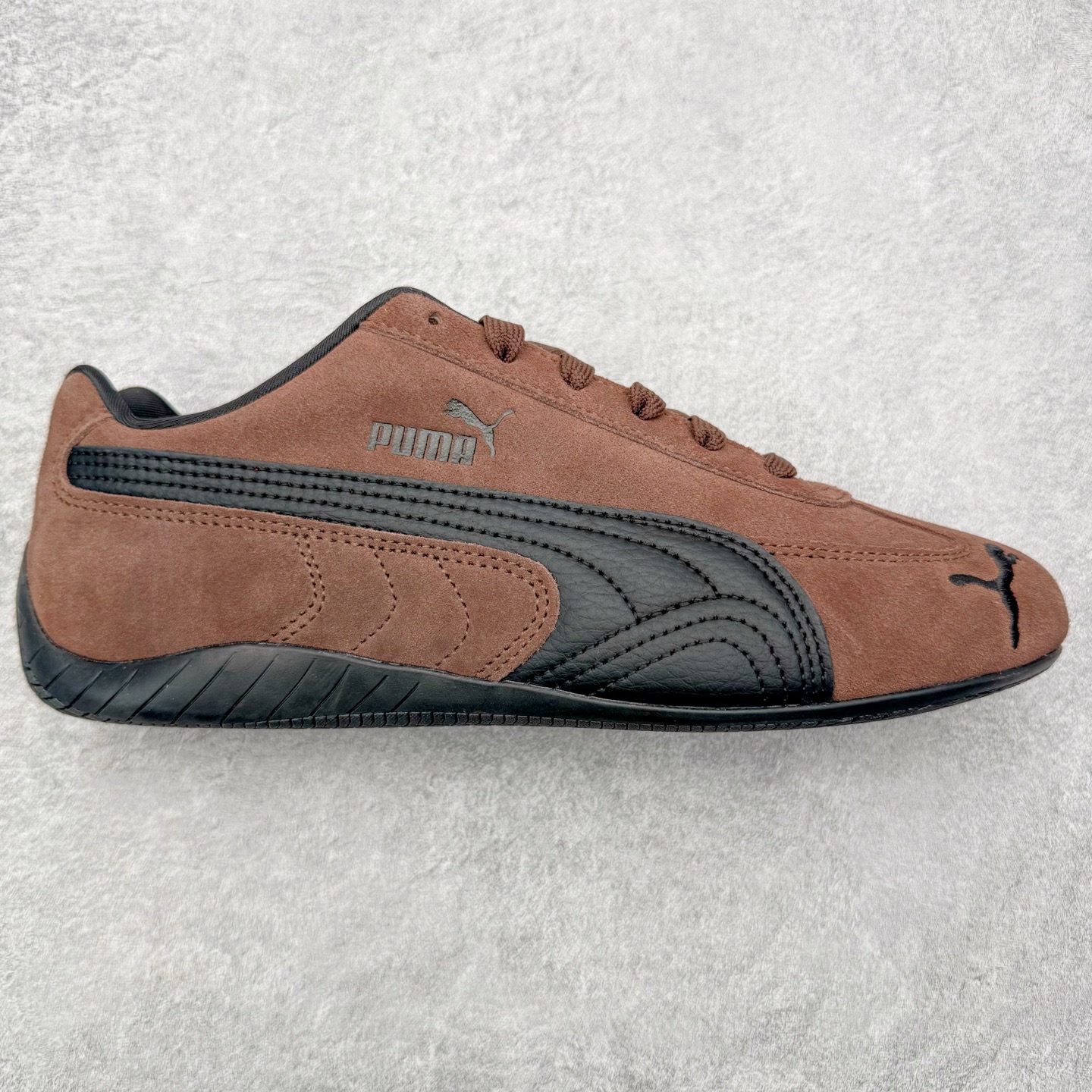 ＃CS纯原 PUMA Speedca OG 彪马极速赛车系列低帮德训风拼接复古百搭休闲运动赛车鞋 鞋款从80、90年代赛车手所穿的防火赛车鞋为原型，鞋身线条模仿了赛车的流线廓形，体现了空气动力学原理的结构。简约流畅的外观，恰好又和贯穿其中的Formstrip Logo融合恰到好处，视觉上细节丰富且协调。本次Speedcat OG鞋款归来，最大看点自然式保留了窄版鞋型以及薄底构造。这两年各品牌鞋底越做越厚，Speedcat反其道而行之，上脚几乎无鞋底的效果带来耳目一新的视觉体验。鞋面依旧是以质感细腻的麂皮材质打造，并且大面积近乎全包裹的使用，复古味道也愈发浓烈。配色上更是将最原始的黑色和红色带回，向F1赛车队的标志性队服致敬。相信让各位一眼种草的更多是出挑的大红色，上脚即可瞬间点亮整体造型，在以球鞋为核心的OOTD中脱颖而出。而另一款黑色则是低调的万金油，彰显新潮个性的同时又不喧宾夺主，也是热爱简约系穿搭朋友的首选。 尺码：35.5 36 37 37.5 38 38.5 39 40 40.5 41 42 42.5 43 44 44.5 45-选品中心