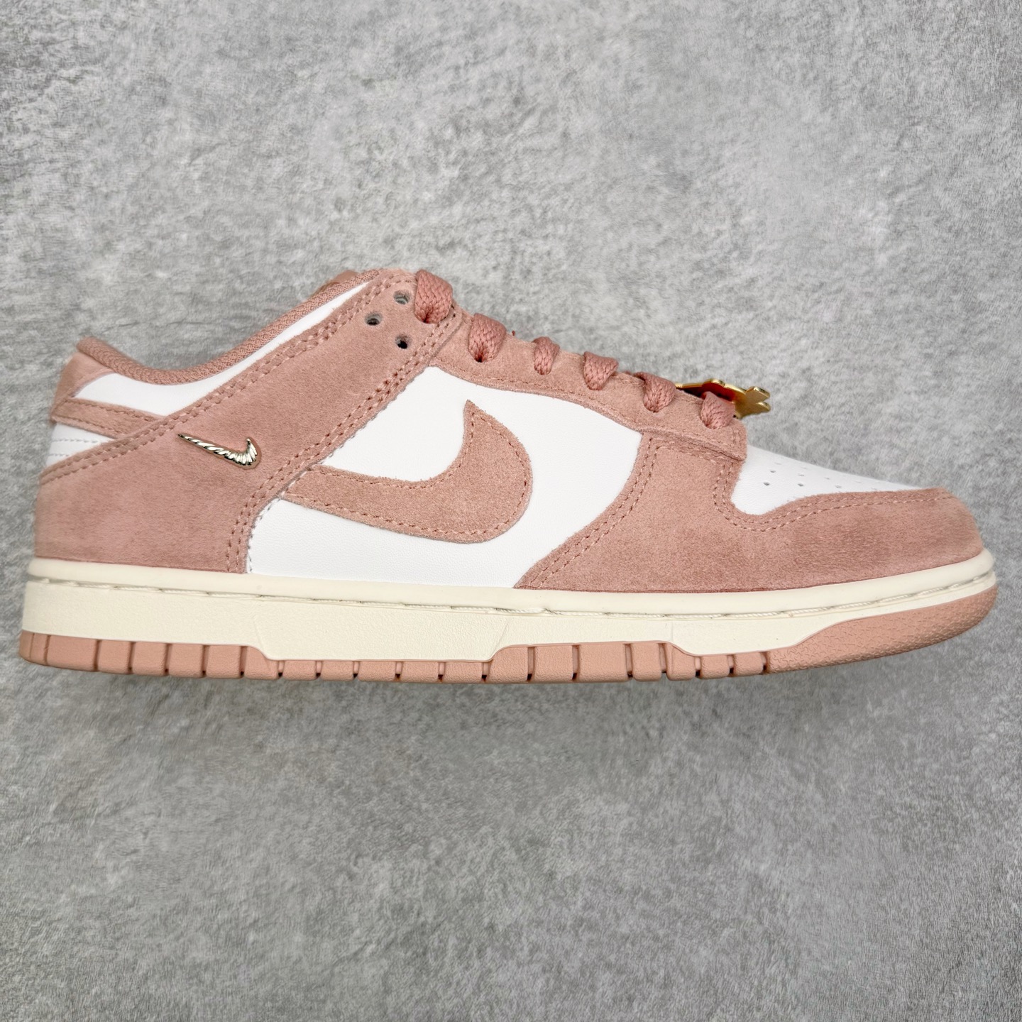 图片[4]-＃CS纯原 NK Dunk Low 实力大厂出品 新配色陆续开发 利润个位数只为口碑 全套原纸板楦头开发 确保原汁原味 完美呈现DUNK版型 一比一鞋头弧度高度鞋身弧度 此版本只针对中端市场 皮料材质有所更替 其他数据细节工艺流程均保持一致 绝不口嗨 细节品控鞋型随意对比 独家私模官方第六代原厂航空铝磨具打磨大底 鞋头坡度极致还原 无解鞋型 原盒原配 圈内天花板工艺 原厂玻璃冲刀 超高清洁度 全鞋零毛边皮料切割 原厂中底布点胶 中底布拉帮走线遵循公司 尺码：36 36.5 37.5 38 38.5 39 40 40.5 41 42 42.5 43 44 44.5 45 46-选品中心